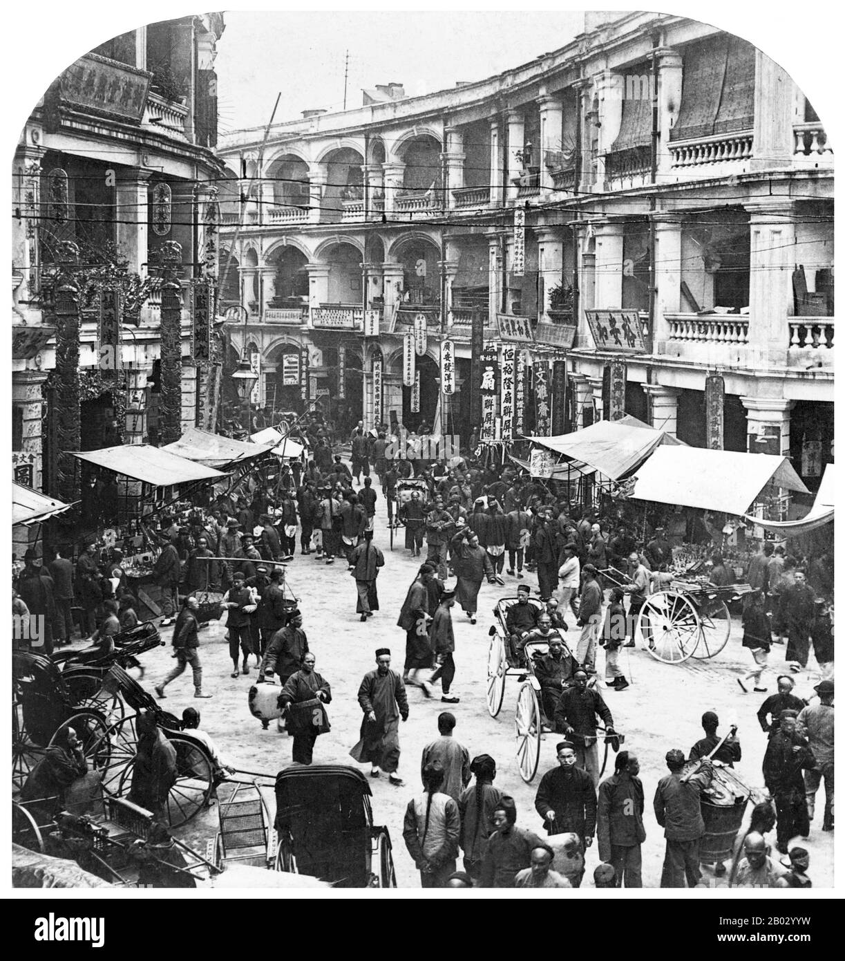 Après la première guerre De L'Opium (1839–1842), Hong Kong est devenue une colonie britannique avec la cession perpétuelle de l'île de Hong Kong, suivie de la péninsule de Kowloon en 1860 et d'un bail de 99 ans des nouveaux territoires en 1898. Après avoir été occupé par le Japon pendant la seconde Guerre mondiale (1941-1945), les Britanniques ont repris le contrôle jusqu'au 30 juin 1997. Suite aux négociations entre la Chine et la Grande-Bretagne, Hong Kong a été transféré en République Populaire de Chine dans le cadre de la Déclaration conjointe sino-britannique de 1984. Le territoire est devenu la première région administrative spéciale de la Chine au niveau provincial avec un haut degré d'autonomie o Banque D'Images