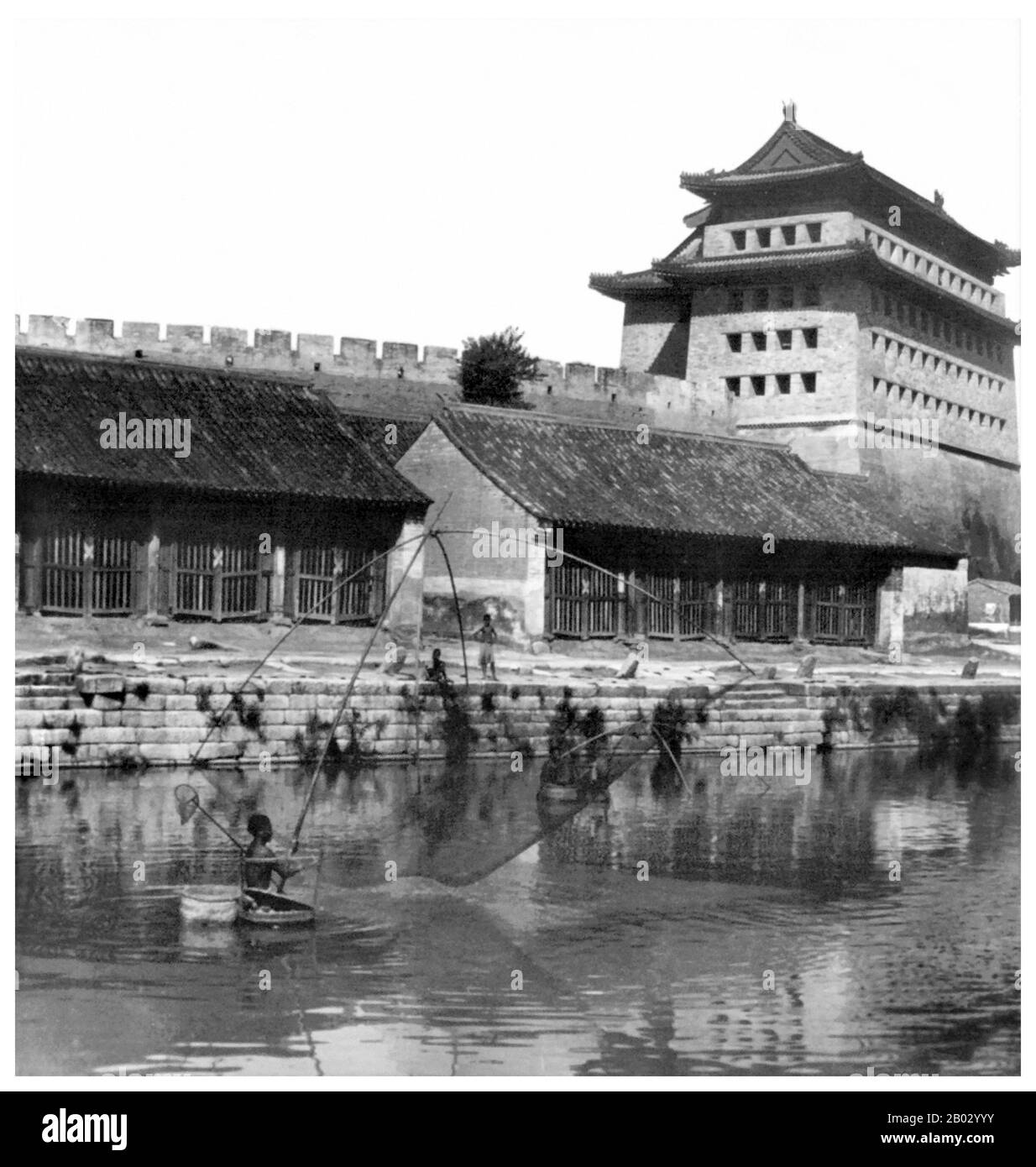 Le Grand Canal (également connu sous le nom de Grand Canal de Beijing-Hangzhou), site classé au patrimoine mondial de l'UNESCO, est le plus long canal ou rivière artificielle au monde et une destination touristique célèbre. À partir de Beijing, il traverse Tianjin et les provinces de Hebei, Shandong, Jiangsu et Zhejiang jusqu'à la ville de Hangzhou, reliant la rivière jaune et la rivière Yangtze. Les parties les plus anciennes du canal remontent au 5ème siècle BCE, bien que les différentes sections aient finalement été combinées pendant la dynastie des Sui (581–618 ce). Banque D'Images