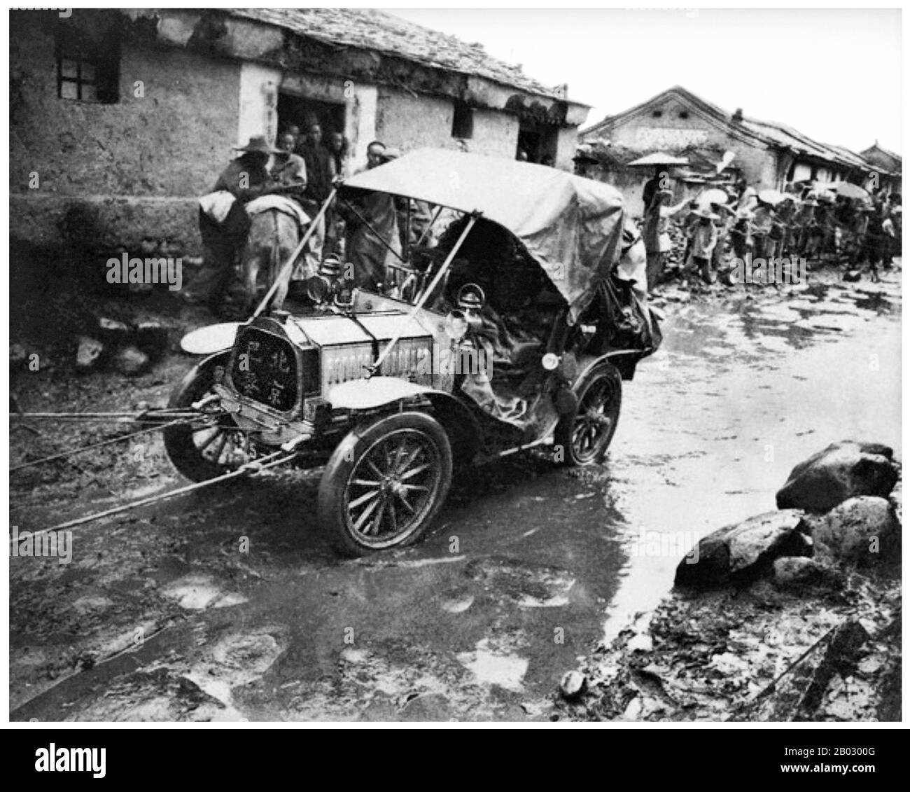 La course automobile de Pékin à Paris était une course automobile, tenue à l'origine en 1907, entre Pékin (aujourd'hui Pékin), puis Qing Chine et Paris, France, sur une distance de 9 317 miles ou 14 994 km. La course a commencé à partir de l'ambassade de France à Pékin le 10 juin 1907. Le gagnant, le prince Scipione Borghese, est arrivé à Paris le 10 août 1907. Banque D'Images