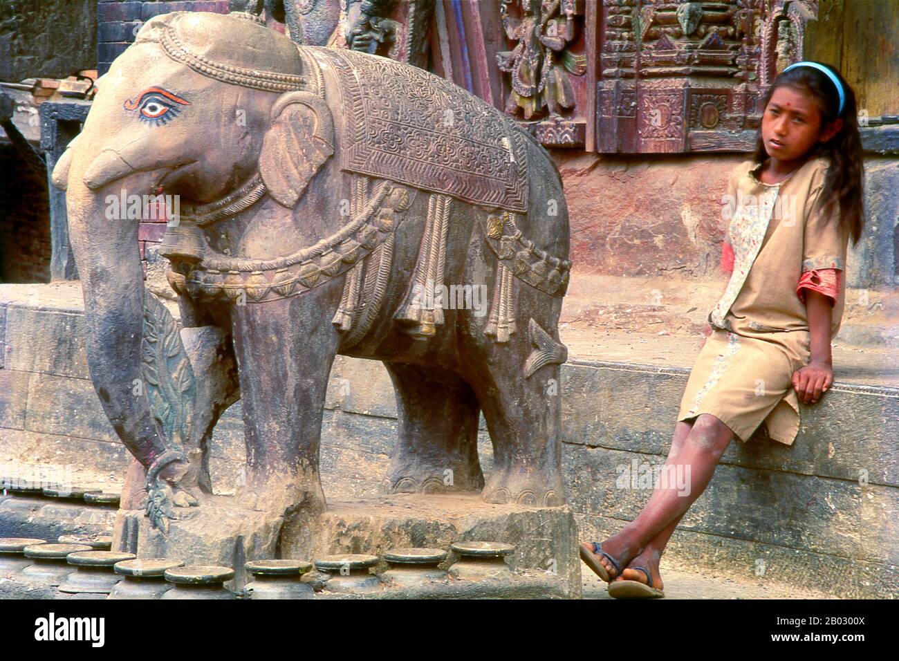 Situé à quatre kilomètres au nord de Bhaktapur au bout d'une crête élevée (1 677 mètres), le temple de Changu Narayan est l'un des plus anciens de la vallée de Katmandou, et le plus sacré pour les fidèles de Vishnu. La construction originale de Changu Narayan, ou Vishnu de la colline Émouvante, est attribuée au roi de Licchavi Hari Datta Varma autour de 325 ce. La première inscription trouvée remonte à l'année 464 dans le règne du roi Manadeva i, mais il y a des indications que le temple doit avoir existé longtemps avant. Banque D'Images