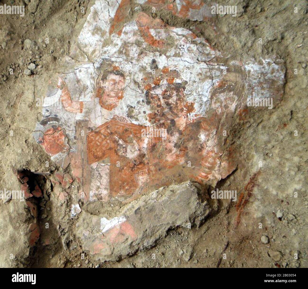 À environ 35 km de Kaboul, Mes Aynak, est une trove de ruines du monastère bouddhiste, de statues et de stupas attestant le rôle prolifique que l'Afghanistan a joué dans la prolifération du bouddhisme en Asie centrale et orientale. Actuellement en cours d'excavation en tant que mine de cuivre, des fouilles de sauvetage ont commencé en 2009. Les travaux ont été entrepris par l'Institut national d'archéologie et la délégation archéologique française en Afghanistan. Une partie du composé monastique a été excavée, ce qui a conduit à la découverte d’une chapelle voûtée, de cellules de moines et d’entrepôts. Des statues en terre cuite polychrome ont également été trouvées, y compris un boud endormi Banque D'Images