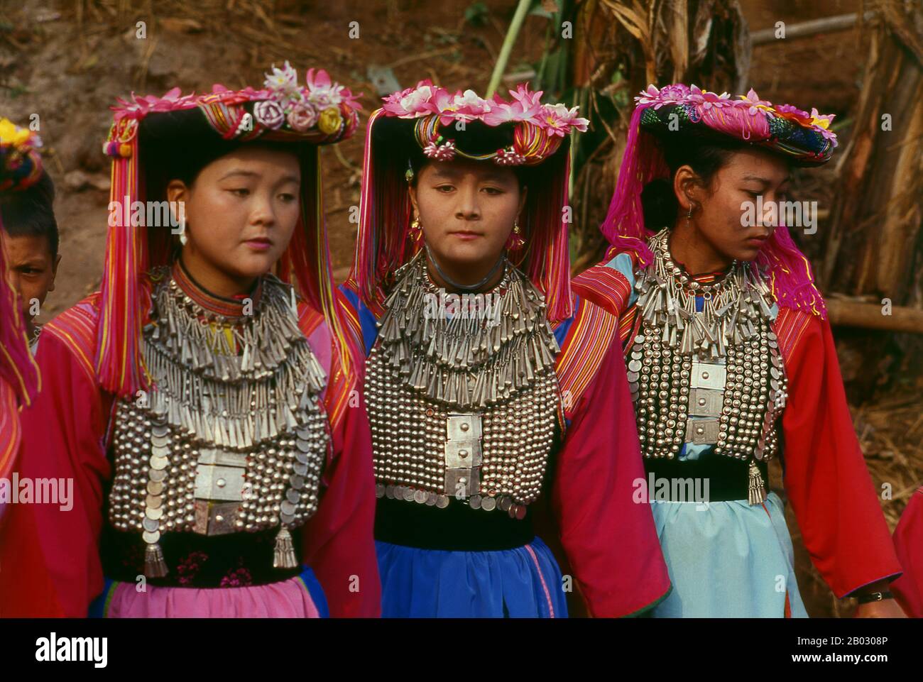 Le peuple Lisu (Lìsù zú) est un groupe ethnique Tibeto-Burman qui habite les régions montagneuses de Birmanie (Myanmar), du sud-ouest de la Chine, de Thaïlande et de l'État indien de l'Arunachal Pradesh. Environ 730 000 personnes vivent dans les préfectures de Lijiang, Baoshan, Nujiang, Diqing et Dehong, dans la province du Yunnan, en Chine. Le Lisu est l'un des 56 groupes ethniques officiellement reconnus par la République Populaire de Chine. En Birmanie, le Lisu est connu comme l'un des sept groupes minoritaires de Kachin et une population estimée à 350 000 Lisu vit dans l'État de Kachin et de Shan en Birmanie. Environ 55 000 vivent en Thaïlande, où ils sont Banque D'Images Le peuple Lisu (Lìsù zú) est un groupe ethnique Tibeto-Burman qui habite les régions montagneuses de Birmanie (Myanmar), du sud-ouest de la Chine, de Thaïlande et de l'État indien de l'Arunachal Pradesh. Environ 730 000 personnes vivent dans les préfectures de Lijiang, Baoshan, Nujiang, Diqing et Dehong, dans la province du Yunnan, en Chine. Le Lisu est l'un des 56 groupes ethniques officiellement reconnus par la République Populaire de Chine. En Birmanie, le Lisu est connu comme l'un des sept groupes minoritaires de Kachin et une population estimée à 350 000 Lisu vit dans l'État de Kachin et de Shan en Birmanie. Environ 55 000 vivent en Thaïlande, où ils sont Banque D'Images