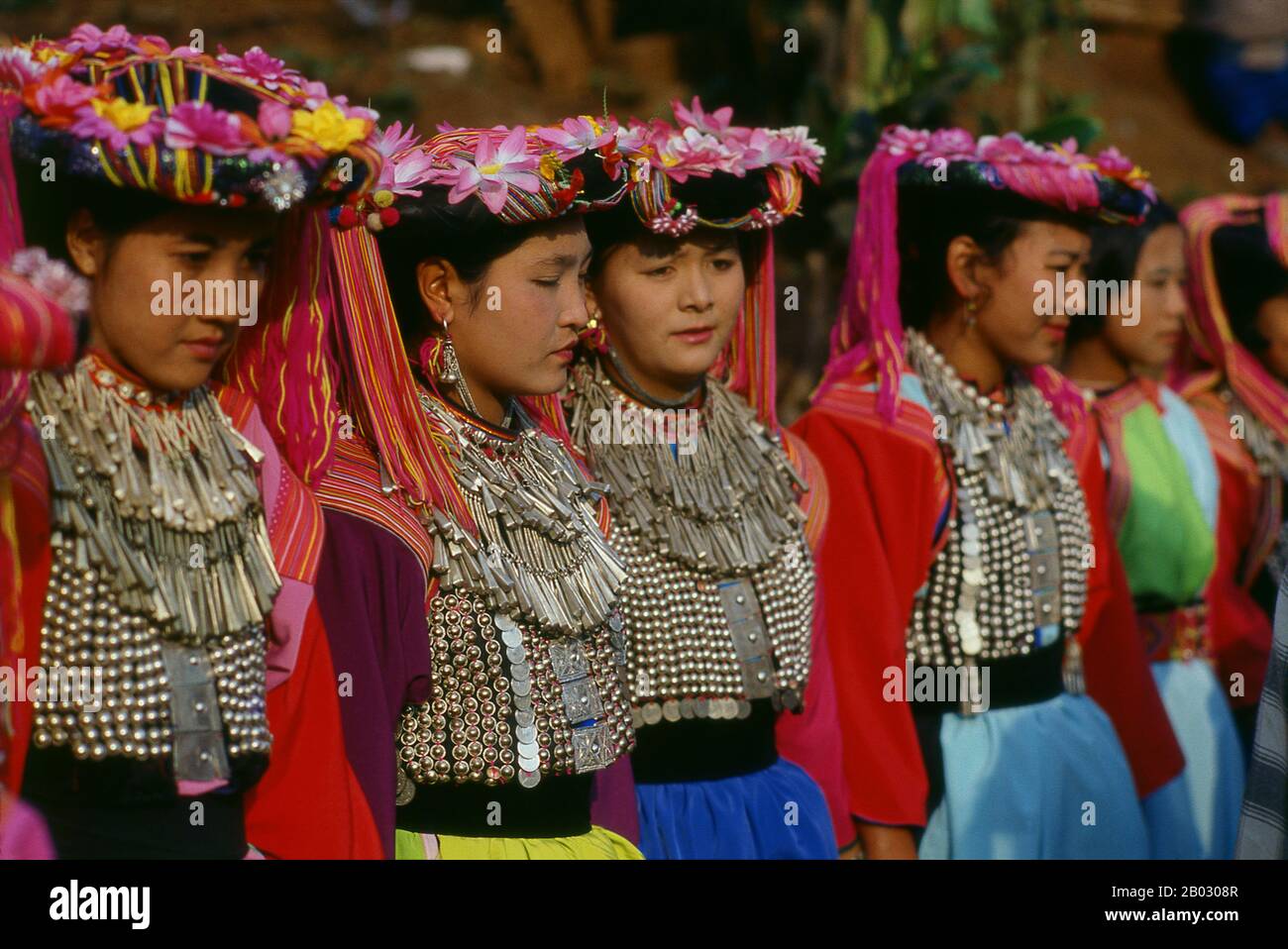 Le peuple Lisu (Lìsù zú) est un groupe ethnique Tibeto-Burman qui habite les régions montagneuses de Birmanie (Myanmar), du sud-ouest de la Chine, de Thaïlande et de l'État indien de l'Arunachal Pradesh. Environ 730 000 personnes vivent dans les préfectures de Lijiang, Baoshan, Nujiang, Diqing et Dehong, dans la province du Yunnan, en Chine. Le Lisu est l'un des 56 groupes ethniques officiellement reconnus par la République Populaire de Chine. En Birmanie, le Lisu est connu comme l'un des sept groupes minoritaires de Kachin et une population estimée à 350 000 Lisu vit dans l'État de Kachin et de Shan en Birmanie. Environ 55 000 vivent en Thaïlande, où ils sont Banque D'Images Le peuple Lisu (Lìsù zú) est un groupe ethnique Tibeto-Burman qui habite les régions montagneuses de Birmanie (Myanmar), du sud-ouest de la Chine, de Thaïlande et de l'État indien de l'Arunachal Pradesh. Environ 730 000 personnes vivent dans les préfectures de Lijiang, Baoshan, Nujiang, Diqing et Dehong, dans la province du Yunnan, en Chine. Le Lisu est l'un des 56 groupes ethniques officiellement reconnus par la République Populaire de Chine. En Birmanie, le Lisu est connu comme l'un des sept groupes minoritaires de Kachin et une population estimée à 350 000 Lisu vit dans l'État de Kachin et de Shan en Birmanie. Environ 55 000 vivent en Thaïlande, où ils sont Banque D'Images