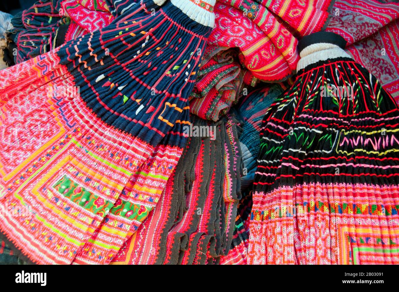 Le Hmong est un groupe ethnique asiatique des régions montagneuses de Chine, du Vietnam, du Laos et de Thaïlande. Hmong est également l'un des sous-groupes de l'ethnicité de Miao dans le sud de la Chine. Les groupes de Hmong ont commencé une migration progressive vers le sud au XVIIIe siècle en raison de troubles politiques et pour trouver plus de terres arables. Banque D'Images