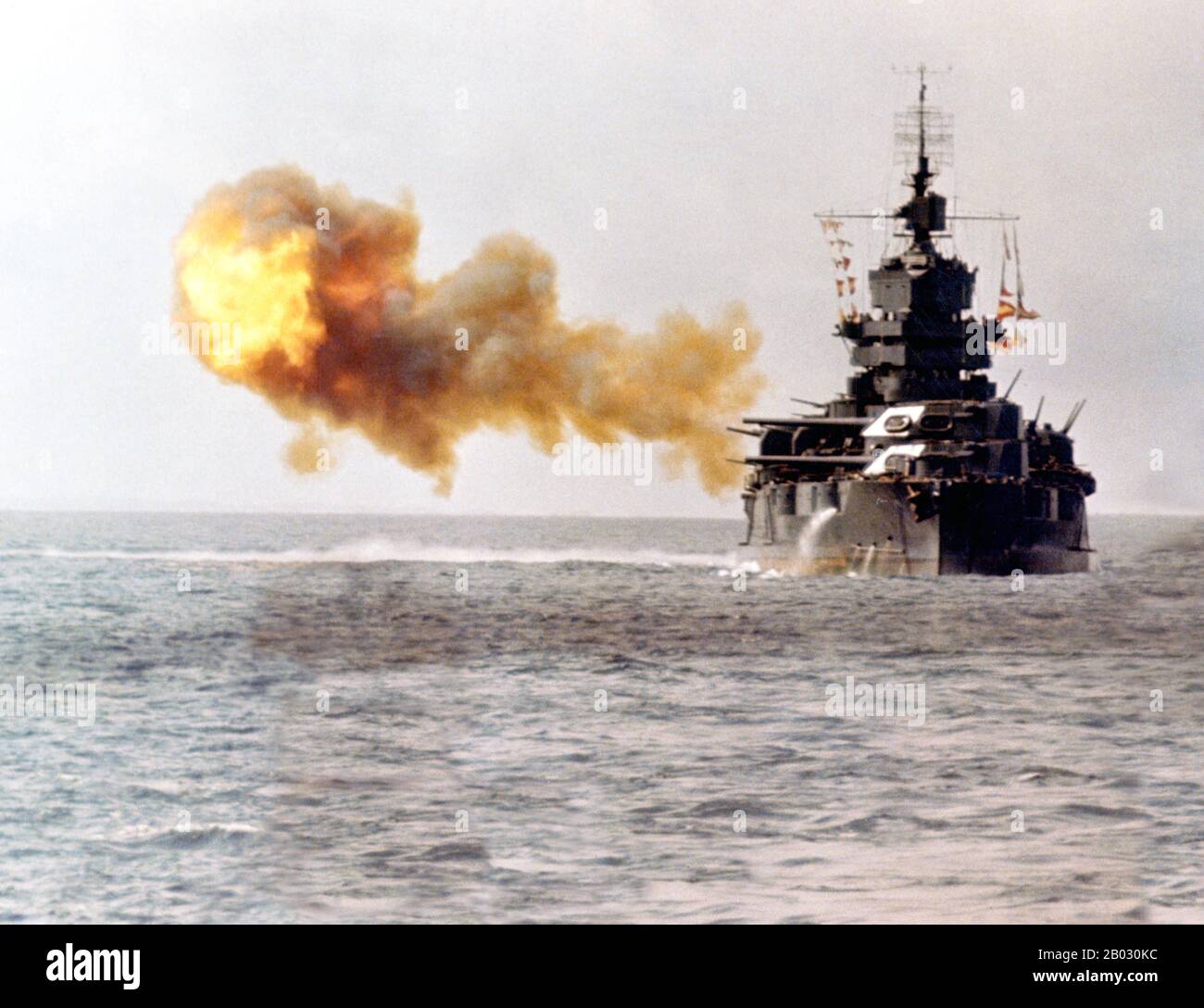 La bataille d'Okinawa, surnommée opération Iceberg, a été une série de batailles combattues dans les îles Ryukyu, centrées sur l'île d'Okinawa, et comprenait le plus grand assaut amphibie de la guerre du Pacifique. La bataille de 82 jours a duré du 1er avril au 22 juin 1945. La bataille d'Okinawa a été remarquable pour la férocité des combats, l'intensité des attaques kamikaze des défenseurs japonais, et le grand nombre de navires alliés et de véhicules blindés qui ont agressé l'île. La bataille était l'une des plus sanglants du Pacifique. Banque D'Images