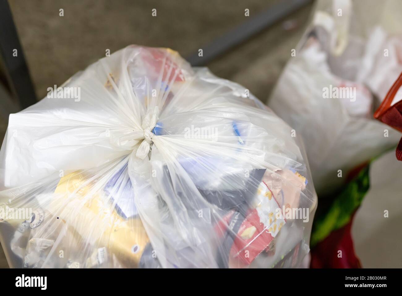 Sac de déchets entièrement en plastique entièrement attaché à fermeture rempli de déchets non recyclables au point de collecte de l'acceptation de recyclage. Pollution de l'environnement Banque D'Images