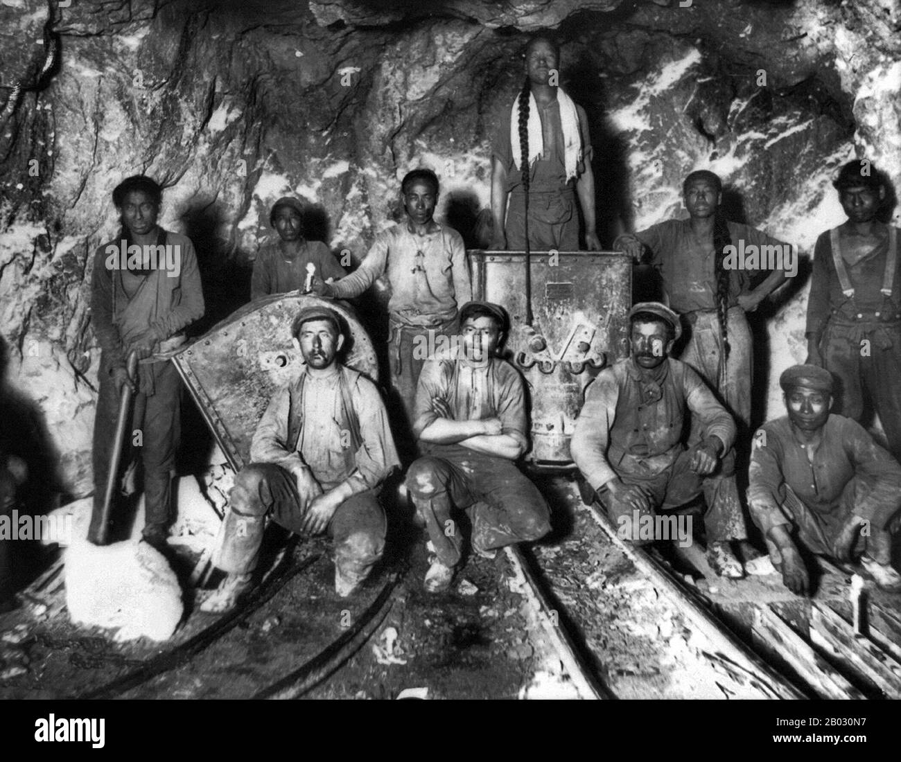 Le peuple chinois a commencé à arriver en grand nombre en Afrique du Sud dans les années 1870 jusqu'au début du XXe siècle dans l'espoir de faire leur fortune dans les mines de diamant et d'or de Kimberley et les Witwatersrand respectivement. La plupart étaient des immigrants indépendants venant principalement de la province de Guangdong alors connue sous le nom de Canton. En raison du sentiment anti-chinois et de la discrimination raciale au moment où ils ont été empêchés d'obtenir des contrats miniers, ils sont devenus des entrepreneurs et des propriétaires de petites entreprises à la place. Entre 1904 et 1910, plus de 63 000 mineurs sous contrat ont été amenés de Chine à travailler le m Banque D'Images