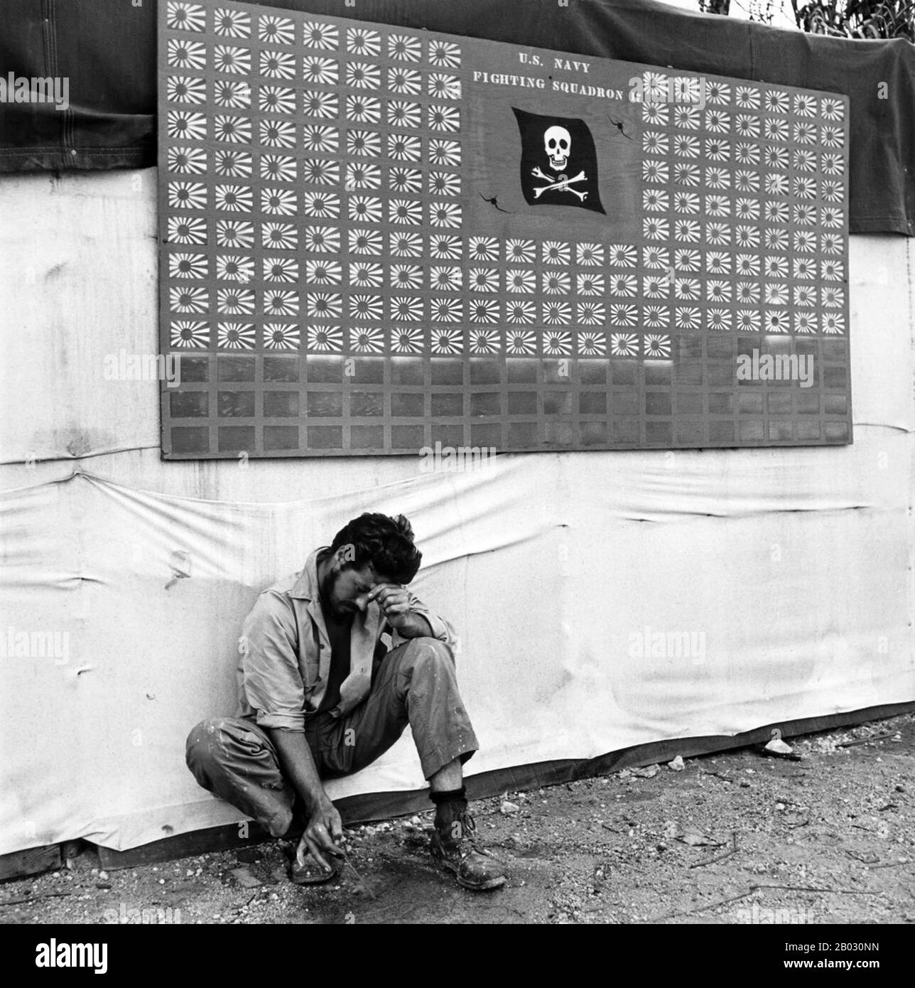 La campagne de Bougainville (opération Cherry Blossom) était une série de batailles terrestres et navales de la campagne du Pacifique de la seconde Guerre mondiale entre les forces alliées et l'Empire du Japon. Elle faisait partie de l'opération Cartwheel, la grande stratégie des Alliés dans le Pacifique Sud. La campagne a eu lieu en deux phases dans les Solomons du Nord : la première phase, dans laquelle les troupes américaines ont envahi et tenu le périmètre autour de la tête de plage, a duré de novembre 1943 à novembre 1944; La deuxième phase, au cours de laquelle les troupes du Commonwealth britannique ont tenté de nettoyer des poches de Ja affamé, isolé mais toujours déterminé Banque D'Images
