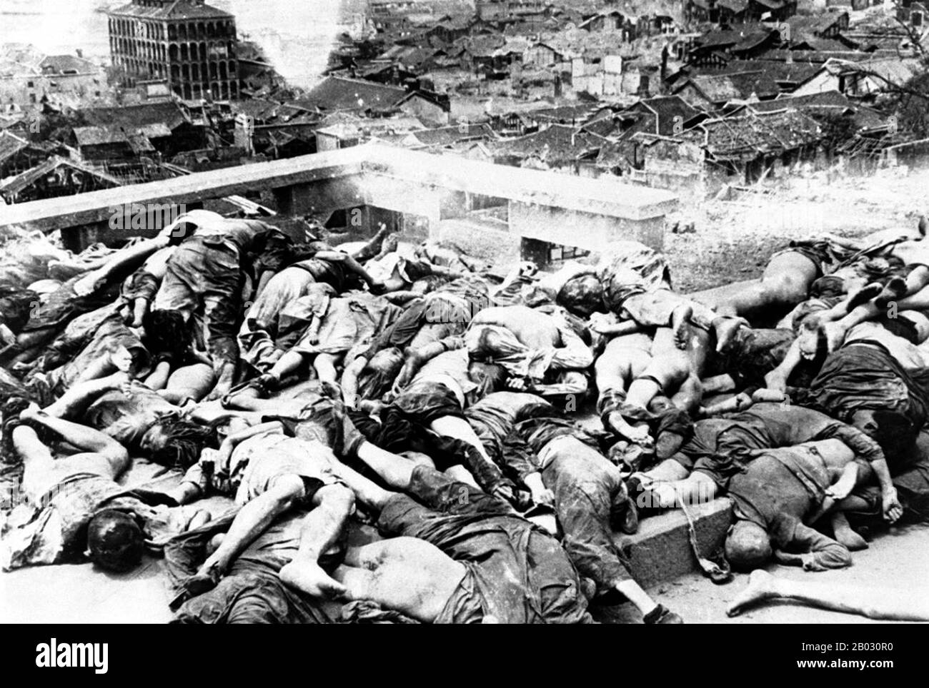 Le bombardement de Chongqing faisait partie d'une opération de bombardement terroriste menée par le Service aérien de l'Armée japonaise impériale et le Service aérien de la Marine japonaise impériale. Une estimation conservatrice place le nombre de bombardements à plus de 5000, avec plus de 1.500 bombes lâchées, principalement des bombes incendiaires. Les cibles étaient généralement des zones résidentielles, des zones d'affaires, des écoles, des hôpitaux et d'autres cibles non militaires. Ces bombardements visaient à démoraliser le gouvernement chinois, qui avait déplacé la capitale à Chongqing parce qu'elle était plus inaccessible aux forces terrestres japonaises, ou dans le cadre de la Banque D'Images