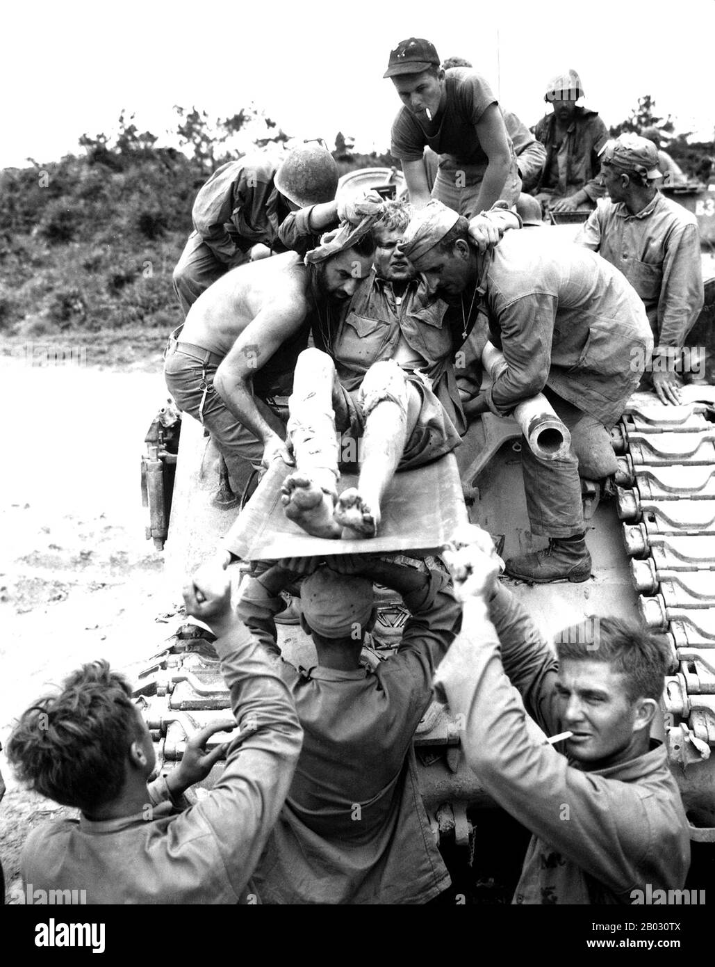 La bataille d'Okinawa, surnommée opération Iceberg, a été une série de batailles combattues dans les îles Ryukyu, centrées sur l'île d'Okinawa, et comprenait le plus grand assaut amphibie de la guerre du Pacifique. La bataille de 82 jours a duré du 1er avril au 22 juin 1945. La bataille d'Okinawa a été remarquable pour la férocité des combats, l'intensité des attaques kamikaze des défenseurs japonais, et le grand nombre de navires alliés et de véhicules blindés qui ont agressé l'île. La bataille était l'une des plus sanglants du Pacifique. Banque D'Images