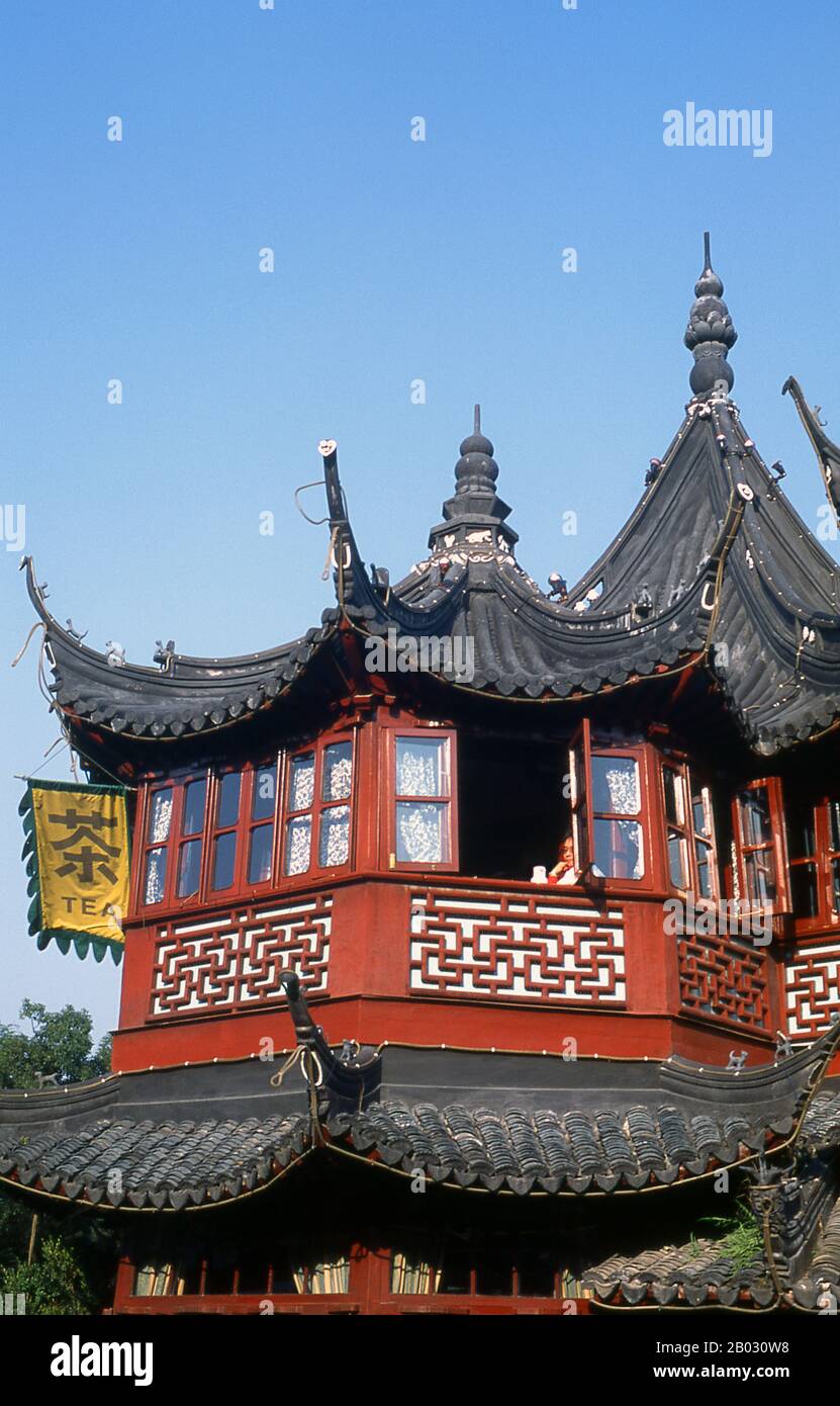 Le Huxinting Tea House de Shanghai se trouve au milieu d'un lac rempli de poissons rouges sur le bord du jardin Yuyuan par Nanshi, l'ancienne ville chinoise. (2006) Shanghai a commencé la vie comme un village de pêcheurs, et plus tard comme un port recevant des marchandises transportées par le fleuve Yangzi. À partir de 1842, à la suite de la première guerre de l'opium, les Britanniques ont ouvert une « concession » à Shanghai où les trafiquants de drogue et d'autres commerçants pouvaient fonctionner sans être dérangés. Les Français, les Italiens, les Allemands, les Américains et les Japonais ont tous suivi. Dans les années 1920 et 1930, Shanghai était une ville en plein essor et un mot international pour la dissipation. Banque D'Images