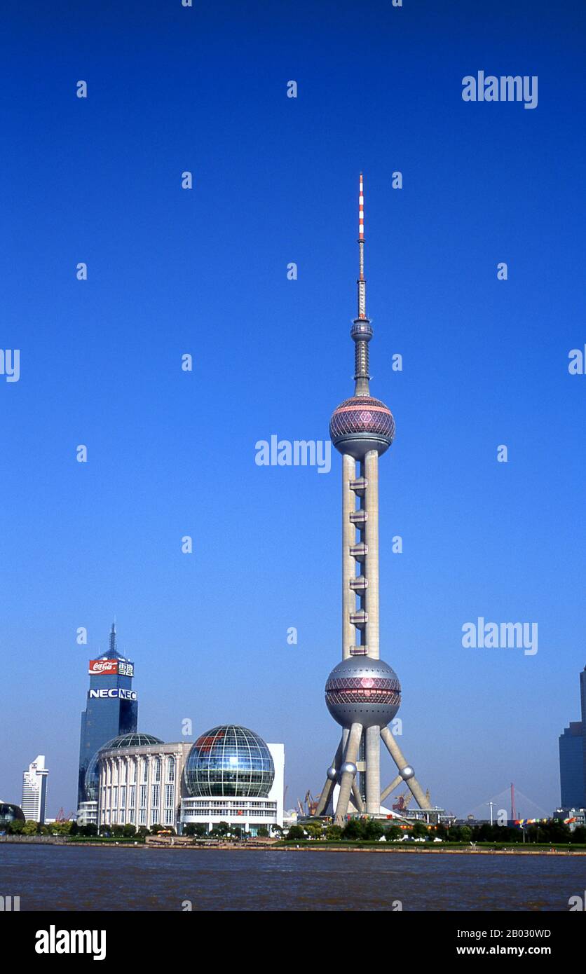 Shanghai a commencé la vie en tant que village de pêcheurs, et plus tard en tant que port recevant des marchandises transportées sur le fleuve Yangzi. À partir de 1842, au lendemain de la première guerre De L'Opium, les Britanniques ont ouvert une "concession" à Shanghai où les trafiquants de drogue et d'autres commerçants pourraient opérer sans perturbation. Les Français, les Italiens, les Allemands, les Américains et les Japonais ont tous suivi. Dans les années 1920 et 1930, Shanghai était une ville en plein essor et un mot de passe international pour la dissipation. Lorsque les communistes ont gagné le pouvoir en 1949, ils ont transformé Shanghai en un modèle de la Révolution. Banque D'Images