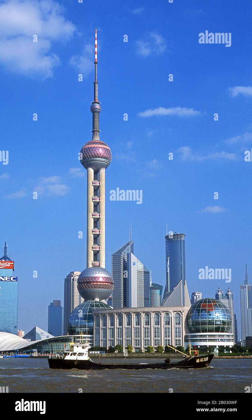 Shanghai a commencé la vie en tant que village de pêcheurs, et plus tard en tant que port recevant des marchandises transportées sur le fleuve Yangzi. À partir de 1842, au lendemain de la première guerre De L'Opium, les Britanniques ont ouvert une "concession" à Shanghai où les trafiquants de drogue et d'autres commerçants pourraient opérer sans perturbation. Les Français, les Italiens, les Allemands, les Américains et les Japonais ont tous suivi. Dans les années 1920 et 1930, Shanghai était une ville en plein essor et un mot de passe international pour la dissipation. Lorsque les communistes ont gagné le pouvoir en 1949, ils ont transformé Shanghai en un modèle de la Révolution. Banque D'Images