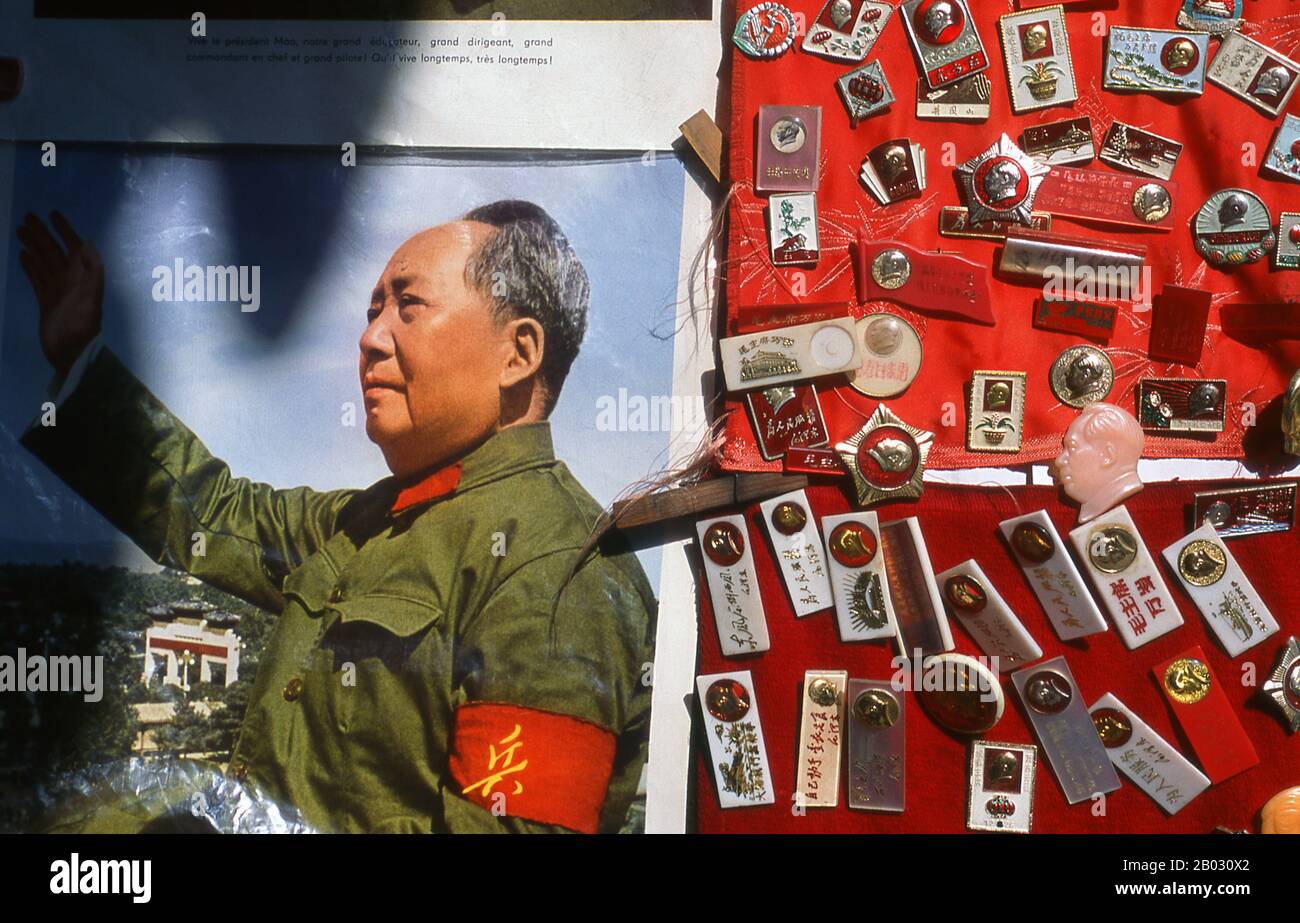 Chine : badges Mao et autres souvenirs à vendre à Nanshi ou dans la vieille ville de Shanghai. Shanghai a commencé la vie comme un village de pêcheurs, et plus tard comme un port recevant des marchandises transportées le long du fleuve Yangzi. À partir de 1842, à la suite de la première guerre de l'opium, les Britanniques ont ouvert une « concession » à Shanghai où les trafiquants de drogue et d'autres commerçants pouvaient fonctionner sans être dérangés. Les Français, les Italiens, les Allemands, les Américains et les Japonais ont tous suivi. Dans les années 1920 et 1930, Shanghai était une ville en plein essor et un mot international pour la dissipation. Banque D'Images