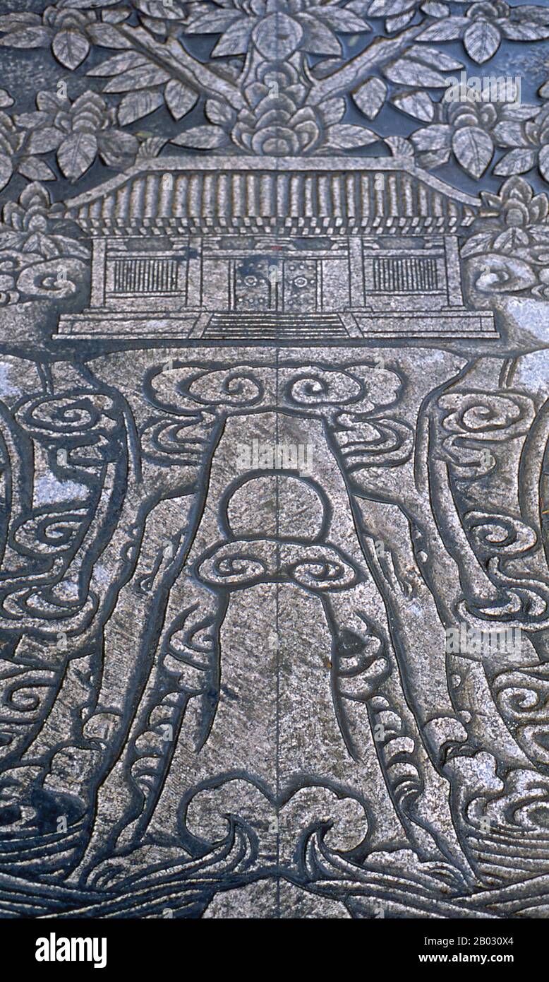 Shanghai a commencé la vie en tant que village de pêcheurs, et plus tard en tant que port recevant des marchandises transportées sur le fleuve Yangzi. À partir de 1842, au lendemain de la première guerre De L'Opium, les Britanniques ont ouvert une "concession" à Shanghai où les trafiquants de drogue et d'autres commerçants pourraient opérer sans perturbation. Les Français, les Italiens, les Allemands, les Américains et les Japonais ont tous suivi. Dans les années 1920 et 1930, Shanghai était une ville en plein essor et un mot de passe international pour la dissipation. Lorsque les communistes ont gagné le pouvoir en 1949, ils ont transformé Shanghai en un modèle de la Révolution. Banque D'Images