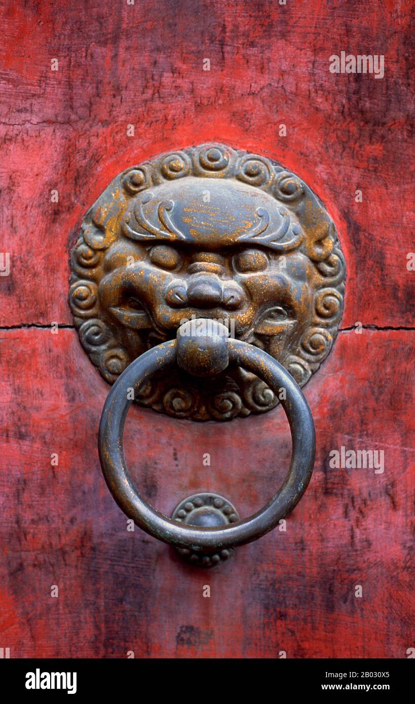 Shanghai a commencé la vie en tant que village de pêcheurs, et plus tard en tant que port recevant des marchandises transportées sur le fleuve Yangzi. À partir de 1842, au lendemain de la première guerre De L'Opium, les Britanniques ont ouvert une "concession" à Shanghai où les trafiquants de drogue et d'autres commerçants pourraient opérer sans perturbation. Les Français, les Italiens, les Allemands, les Américains et les Japonais ont tous suivi. Dans les années 1920 et 1930, Shanghai était une ville en plein essor et un mot de passe international pour la dissipation. Lorsque les communistes ont gagné le pouvoir en 1949, ils ont transformé Shanghai en un modèle de la Révolution. Banque D'Images