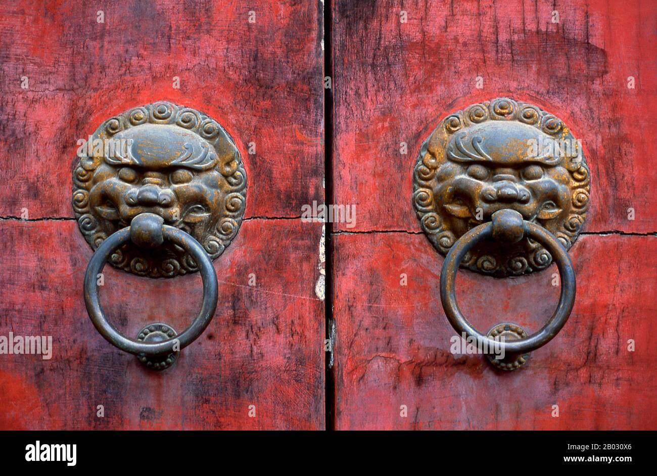 Shanghai a commencé la vie en tant que village de pêcheurs, et plus tard en tant que port recevant des marchandises transportées sur le fleuve Yangzi. À partir de 1842, au lendemain de la première guerre De L'Opium, les Britanniques ont ouvert une "concession" à Shanghai où les trafiquants de drogue et d'autres commerçants pourraient opérer sans perturbation. Les Français, les Italiens, les Allemands, les Américains et les Japonais ont tous suivi. Dans les années 1920 et 1930, Shanghai était une ville en plein essor et un mot de passe international pour la dissipation. Lorsque les communistes ont gagné le pouvoir en 1949, ils ont transformé Shanghai en un modèle de la Révolution. Banque D'Images