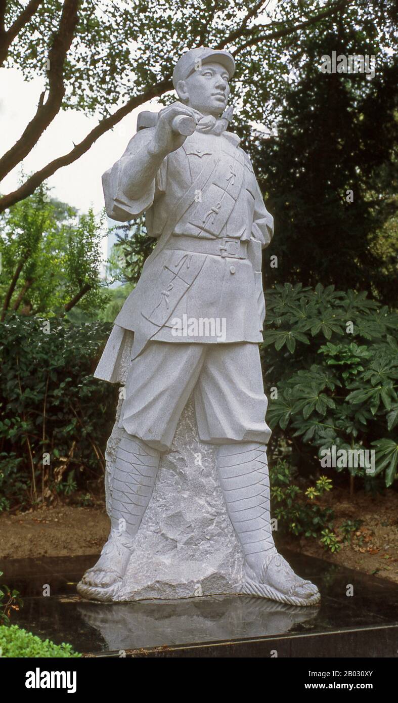 Shanghai a commencé la vie en tant que village de pêcheurs, et plus tard en tant que port recevant des marchandises transportées sur le fleuve Yangzi. À partir de 1842, au lendemain de la première guerre De L'Opium, les Britanniques ont ouvert une "concession" à Shanghai où les trafiquants de drogue et d'autres commerçants pourraient opérer sans perturbation. Les Français, les Italiens, les Allemands, les Américains et les Japonais ont tous suivi. Dans les années 1920 et 1930, Shanghai était une ville en plein essor et un mot de passe international pour la dissipation. Lorsque les communistes ont gagné le pouvoir en 1949, ils ont transformé Shanghai en un modèle de la Révolution. Banque D'Images