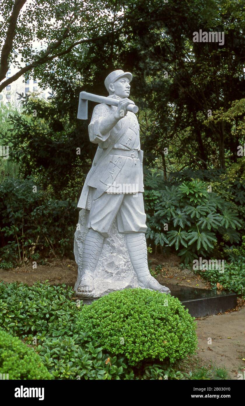 Shanghai a commencé la vie en tant que village de pêcheurs, et plus tard en tant que port recevant des marchandises transportées sur le fleuve Yangzi. À partir de 1842, au lendemain de la première guerre De L'Opium, les Britanniques ont ouvert une "concession" à Shanghai où les trafiquants de drogue et d'autres commerçants pourraient opérer sans perturbation. Les Français, les Italiens, les Allemands, les Américains et les Japonais ont tous suivi. Dans les années 1920 et 1930, Shanghai était une ville en plein essor et un mot de passe international pour la dissipation. Lorsque les communistes ont gagné le pouvoir en 1949, ils ont transformé Shanghai en un modèle de la Révolution. Banque D'Images