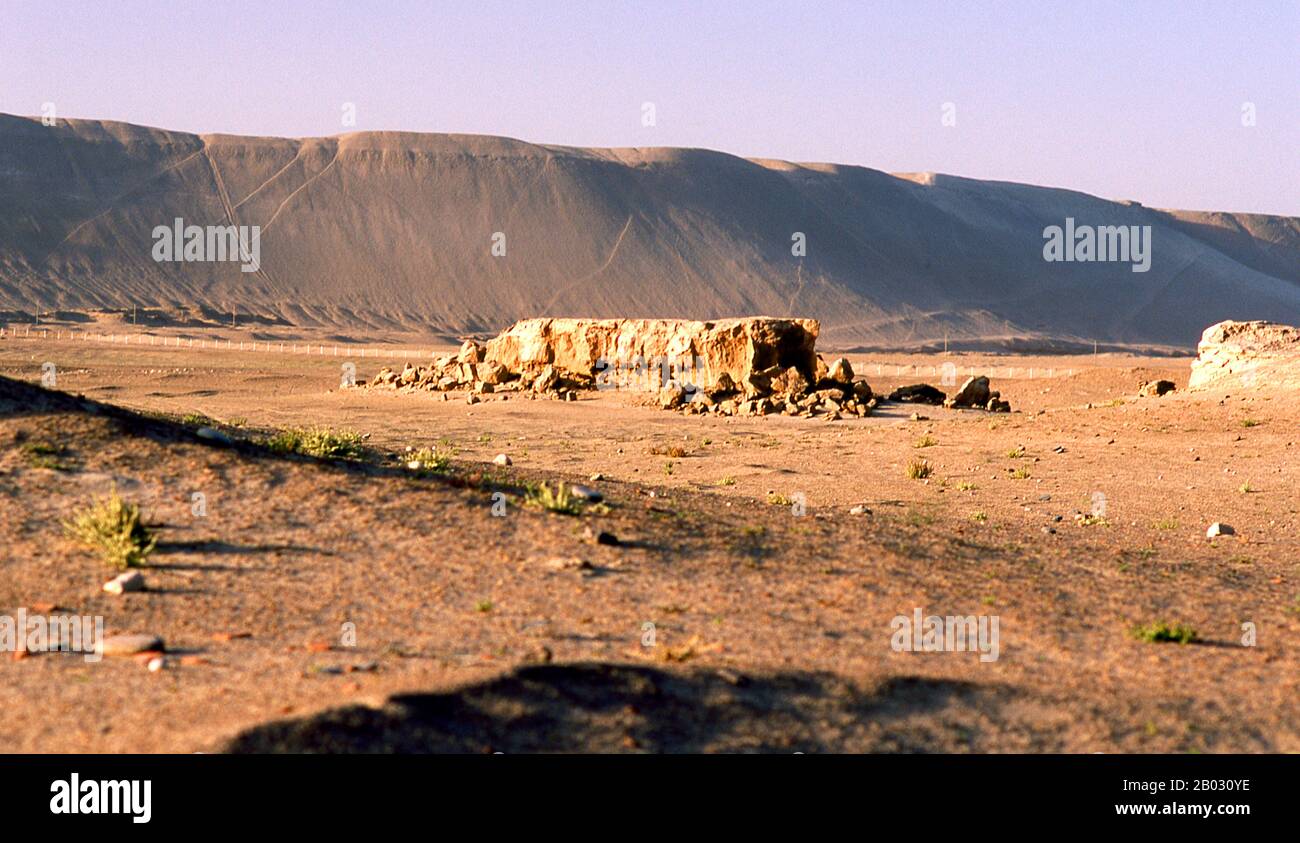 L'ancien centre bouddhiste de Melikawat (Malikegate Gucheng) se trouve à seulement 28 km au sud de Kholan. Il a autrefois servi de centre bouddhiste majeur dans le Royaume de Kholan. Le Royaume bouddhiste de Kholan retrace son histoire au moins jusqu'à la BCE du 3ème siècle, lorsque le fils aîné de l'empereur indien Asoka s'y est installé. Il était longtemps d'une grande importance sur la route de la soie, et il est dit avoir été le premier endroit en dehors de la Chine à avoir cultivé la soie. Il est situé au bord des rivières Karakash ou Black Jade et Yurungkash ou White Jade, qui ici se joignent pour former le Kholan Darya, et Banque D'Images