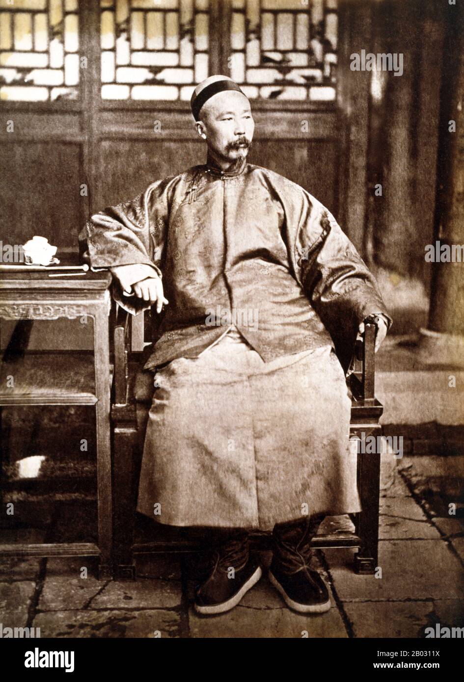 Li Hongzhang ou Li Hung-chang, GCVO, (15 février 1823 - 7 novembre 1901) était un homme d'État de premier plan de l'Empire du Qing tardif. Il a bombardé plusieurs rébellions majeurs et a occupé des postes importants de la Cour impériale, y compris la première vice-royauté de Zhili. Banque D'Images