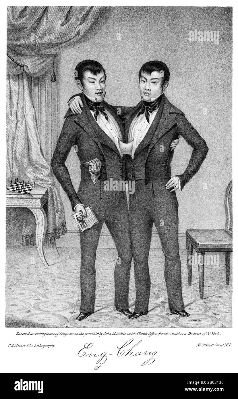 Chang et Eng Bunker (11 mai 1811 – 17 janvier 1874) étaient des frères jumeaux thaïlandais-américains dont la condition et le lieu de naissance sont devenus la base du terme 'jumeaux siamois'. Les frères Bunker sont nés le 11 mai 1811 dans la province de Samut Songkram, près de Bangkok, dans le Royaume de Siam (Thaïlande d'aujourd'hui). Leur père pêcheur était un Chinois thaïlandais, alors que leur mère était un Chinois malaisien. En raison de leur héritage chinois, ils étaient connus localement sous le nom de "Twins chinois". Les frères ont été joints au sternum par un petit morceau de cartilage, et bien que leurs foies aient été fusionnés, ils nous Banque D'Images
