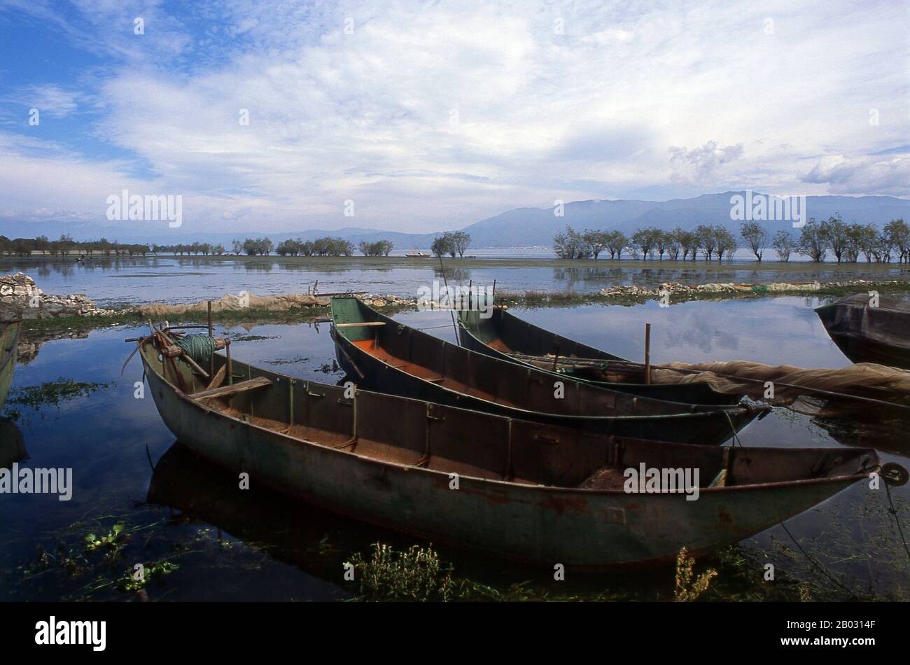 Le lac Erhai est le deuxième plus grand lac de la province du Yunnan. Son village principal, Caicun, est un labyrinthe de ruelles et de maisons de boue non pavées. Sur la rive est du lac se trouve le pittoresque village de Wase de Bai, et juste au large est L'île De Little Putuo (Xiao Putuo Dao), nommée pour la mythique maison de montagne de Guanyin, la Déesse chinoise de Compassion. Il y a une statue de la déesse, qui est dite pour protéger les eaux du lac, dans un temple sur l'île. Dali est l'ancienne capitale du royaume de Bai Nanzhao, qui a prospéré dans la région au cours des 8ème et 9ème siècles, et du Royaume de Dali, qui Banque D'Images Le lac Erhai est le deuxième plus grand lac de la province du Yunnan. Son village principal, Caicun, est un labyrinthe de ruelles et de maisons de boue non pavées. Sur la rive est du lac se trouve le pittoresque village de Wase de Bai, et juste au large est L'île De Little Putuo (Xiao Putuo Dao), nommée pour la mythique maison de montagne de Guanyin, la Déesse chinoise de Compassion. Il y a une statue de la déesse, qui est dite pour protéger les eaux du lac, dans un temple sur l'île. Dali est l'ancienne capitale du royaume de Bai Nanzhao, qui a prospéré dans la région au cours des 8ème et 9ème siècles, et du Royaume de Dali, qui Banque D'Images
