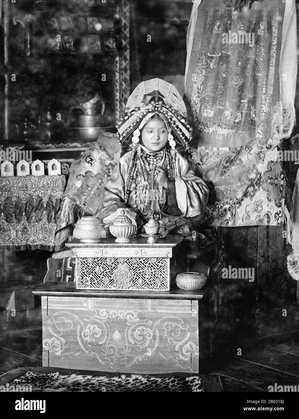 Sikkim est un État indien enclavé situé dans les montagnes de l'Himalaya. L'État est bordé par le Népal à l'ouest, la région autonome du Tibet de Chine au nord et à l'est, et le Bhoutan à l'est. L'état indien du Bengale occidental se trouve au sud. Selon la légende, le gourou bouddhiste Padmasambhava visité Sikkim au VIIIe siècle ce, a introduit le bouddhisme et a prédit l'ère de la monarchie sikkimaise. La dynastie Namgyal de Sikkim a été créée en 1642. Au cours des 150 prochaines années, le royaume a été témoin de raids fréquents et de pertes territoriales pour les envahisseurs népalais. Au XIXe siècle, il s'est allié Banque D'Images
