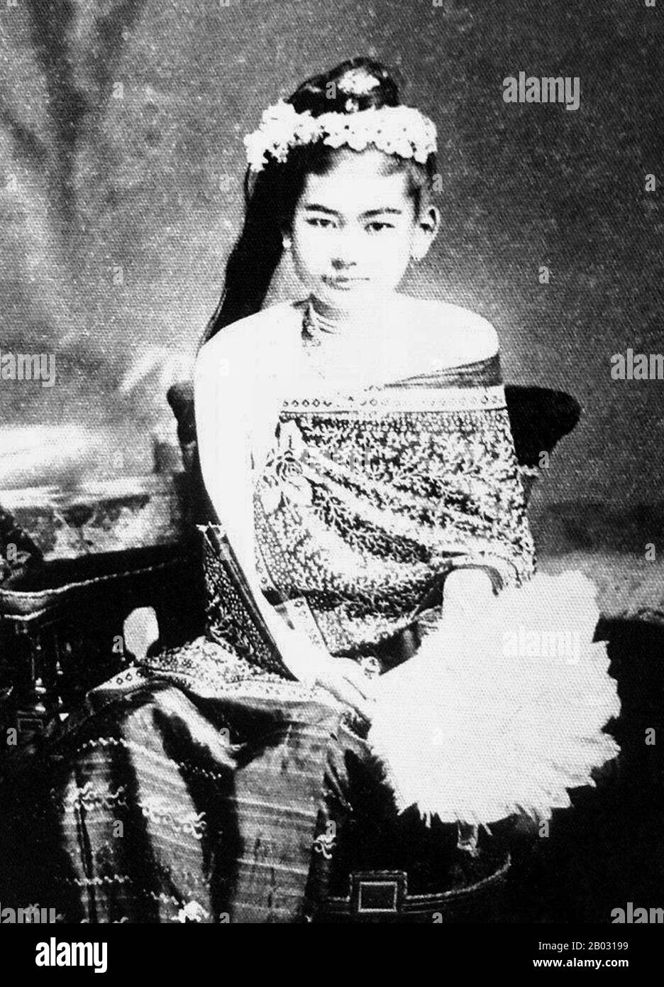 Mindon min (8 juillet 1808 – 1er octobre 1878) fut l'avant-dernier roi de Birmanie (Myanmar) de 1853 à 1878. Il était l'un des rois les plus populaires et les plus vénérés de Birmanie. Sous son demi-frère le roi Pagan, la seconde guerre anglo-birmane de 1852 s'est terminée par l'annexion de la Basse-Birmanie par l'Empire britannique. Mindon et son jeune frère Kanaung ont renversé leur demi-frère le roi Pagan. Mindon a passé la plus grande partie de son règne en essayant de défendre la partie supérieure de son pays contre les empiétements britanniques et de moderniser son royaume. Mindon min avait 45 consorts, par lesquels il avait 70 enfants de naissance royale. Un nombre Banque D'Images