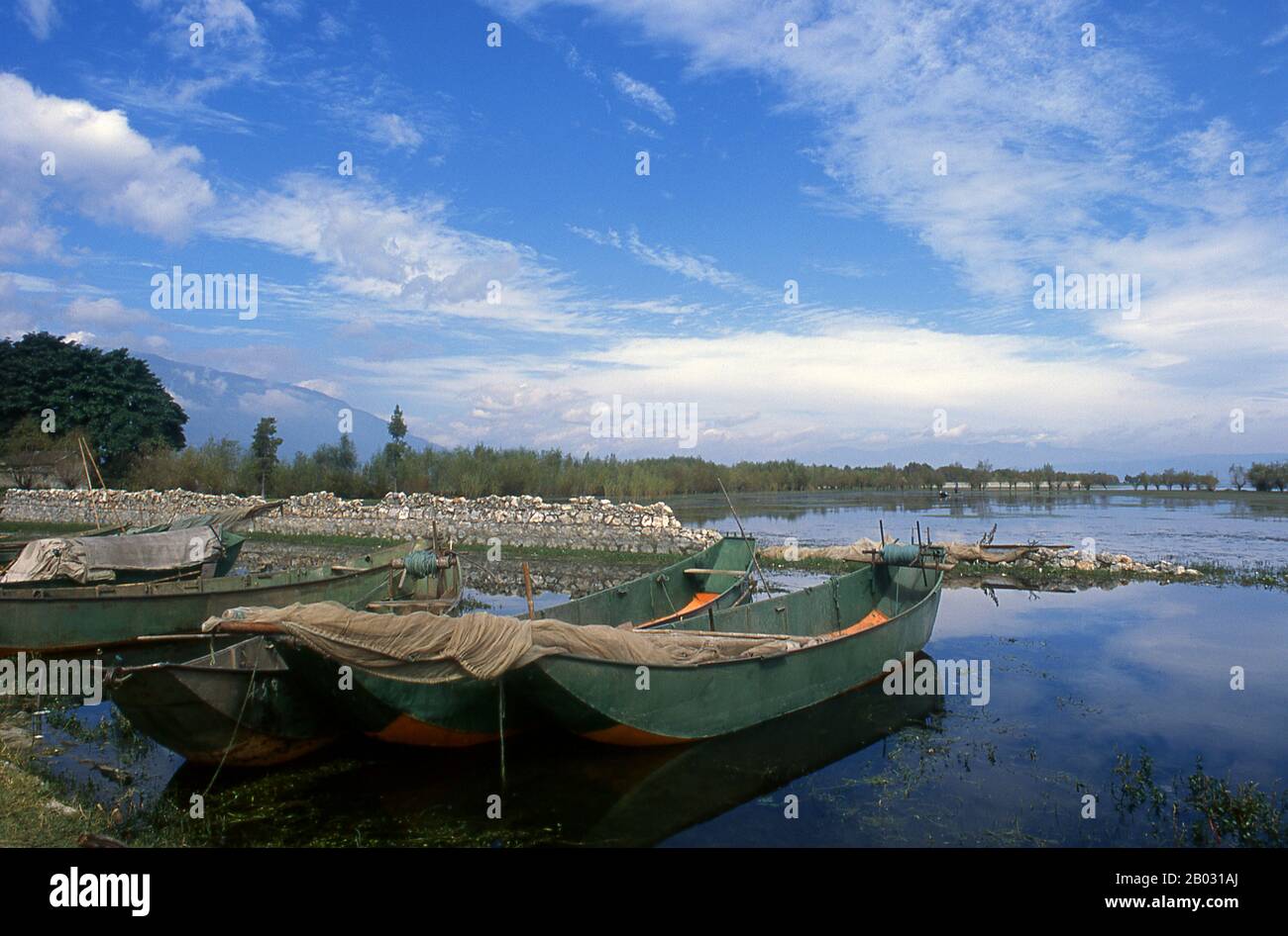 Le lac Erhai est le deuxième plus grand lac de la province du Yunnan. Son village principal, Caicun, est un labyrinthe de ruelles et de maisons de boue non pavées. Sur la rive est du lac se trouve le pittoresque village de Wase de Bai, et juste au large est L'île De Little Putuo (Xiao Putuo Dao), nommée pour la mythique maison de montagne de Guanyin, la Déesse chinoise de Compassion. Il y a une statue de la déesse, qui est dite pour protéger les eaux du lac, dans un temple sur l'île. Dali est l'ancienne capitale du royaume de Bai Nanzhao, qui a prospéré dans la région au cours des 8ème et 9ème siècles, et du Royaume de Dali, qui Banque D'Images Le lac Erhai est le deuxième plus grand lac de la province du Yunnan. Son village principal, Caicun, est un labyrinthe de ruelles et de maisons de boue non pavées. Sur la rive est du lac se trouve le pittoresque village de Wase de Bai, et juste au large est L'île De Little Putuo (Xiao Putuo Dao), nommée pour la mythique maison de montagne de Guanyin, la Déesse chinoise de Compassion. Il y a une statue de la déesse, qui est dite pour protéger les eaux du lac, dans un temple sur l'île. Dali est l'ancienne capitale du royaume de Bai Nanzhao, qui a prospéré dans la région au cours des 8ème et 9ème siècles, et du Royaume de Dali, qui Banque D'Images