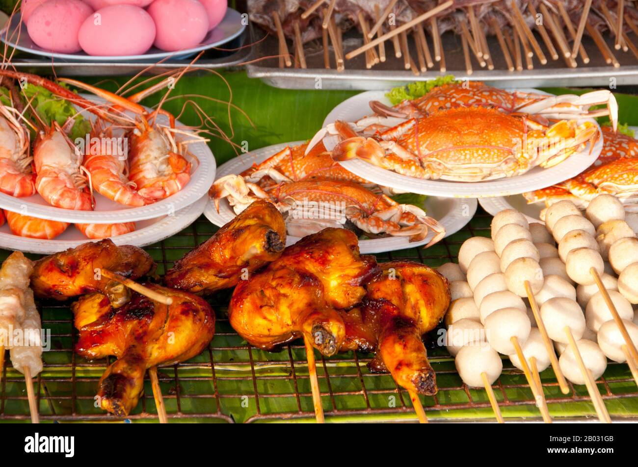 Célèbre pour ses fruits de mer et sa sauce épicée si Racha (nam phrik si racha) – la réponse de la Thaïlande à Tabasco – cette paisible ville balnéaire est le point de départ pour les voyages à Ko si Chang. Plusieurs piers s’encourent au large de Jermjompol Road, la principale rue riverain de Sri Rata. Au bout de chaque jetée se trouvent des restaurants en plein air et breezy, parfaits pour goûter les spécialités locales, les huîtres (hoi nang rom) et les moules (hoi thot), trempés dans la célèbre sauce fiery, mais facultative. Banque D'Images