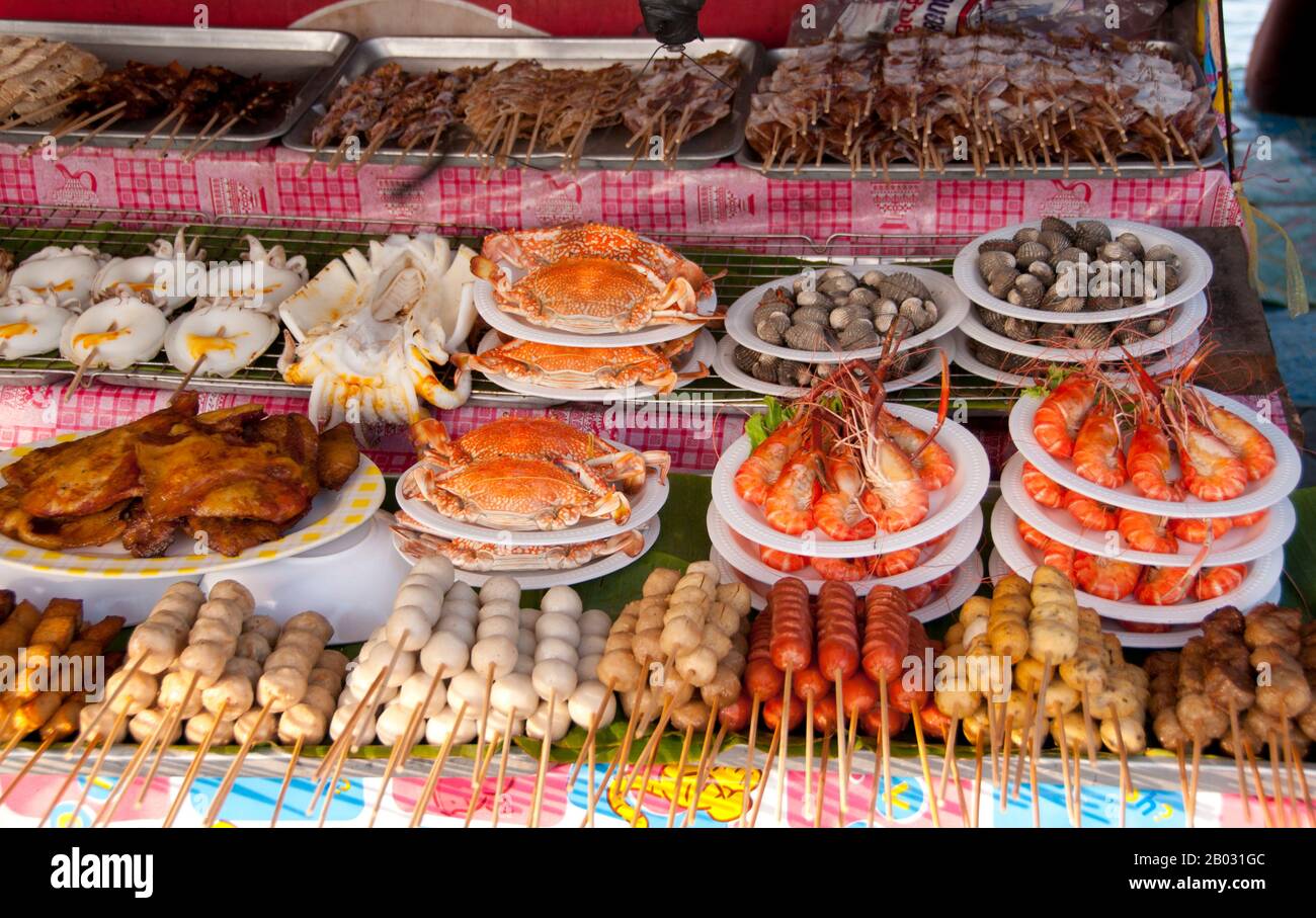 Célèbre pour ses fruits de mer et sa sauce épicée si Racha (nam phrik si racha) – la réponse de la Thaïlande à Tabasco – cette paisible ville balnéaire est le point de départ pour les voyages à Ko si Chang. Plusieurs piers s’encourent au large de Jermjompol Road, la principale rue riverain de Sri Rata. Au bout de chaque jetée se trouvent des restaurants en plein air et breezy, parfaits pour goûter les spécialités locales, les huîtres (hoi nang rom) et les moules (hoi thot), trempés dans la célèbre sauce fiery, mais facultative. Banque D'Images