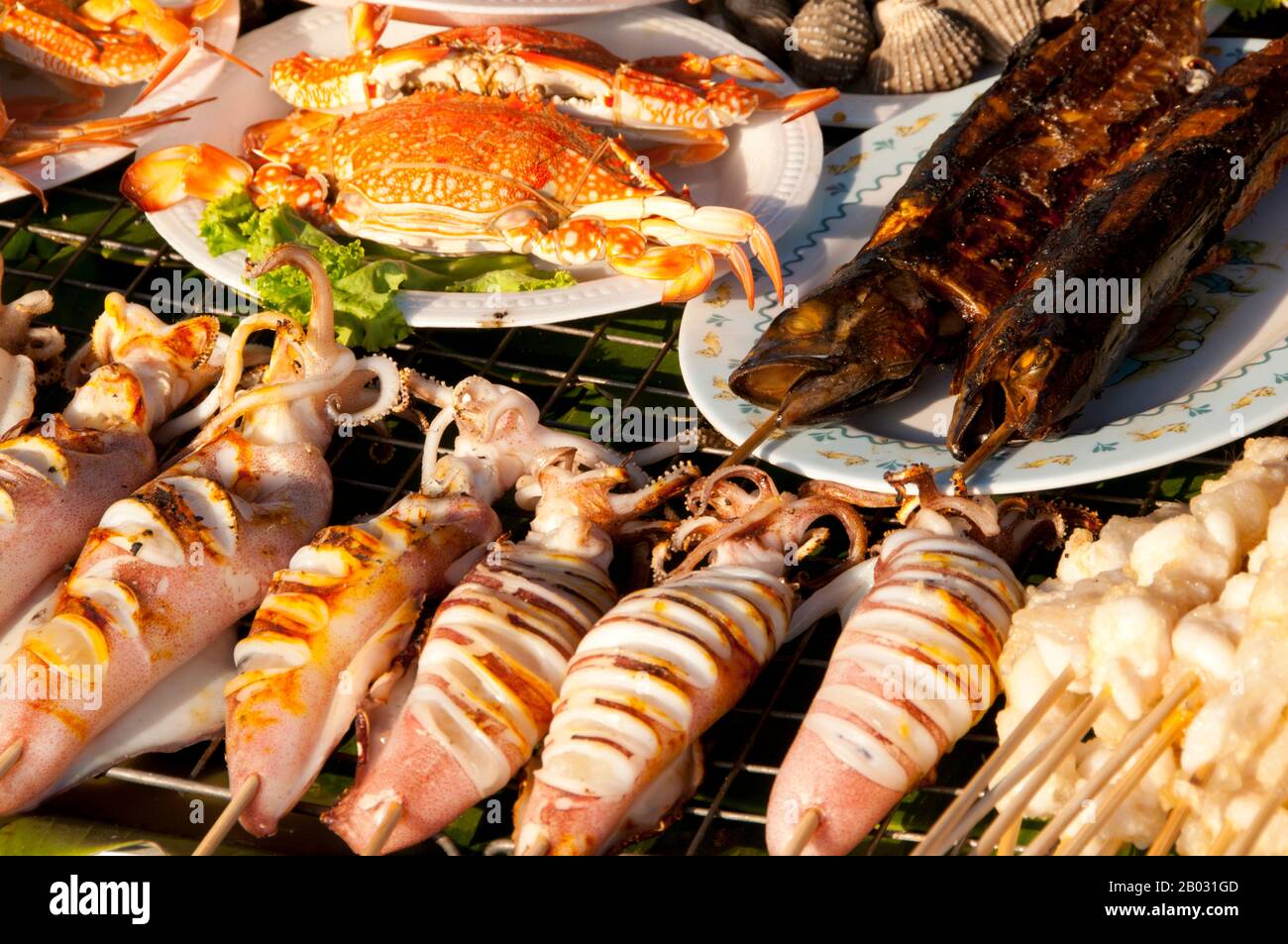 Célèbre pour ses fruits de mer et sa sauce épicée si Racha (nam phrik si racha) – la réponse de la Thaïlande à Tabasco – cette paisible ville balnéaire est le point de départ pour les voyages à Ko si Chang. Plusieurs piers s’encourent au large de Jermjompol Road, la principale rue riverain de Sri Rata. Au bout de chaque jetée se trouvent des restaurants en plein air et breezy, parfaits pour goûter les spécialités locales, les huîtres (hoi nang rom) et les moules (hoi thot), trempés dans la célèbre sauce fiery, mais facultative. Banque D'Images