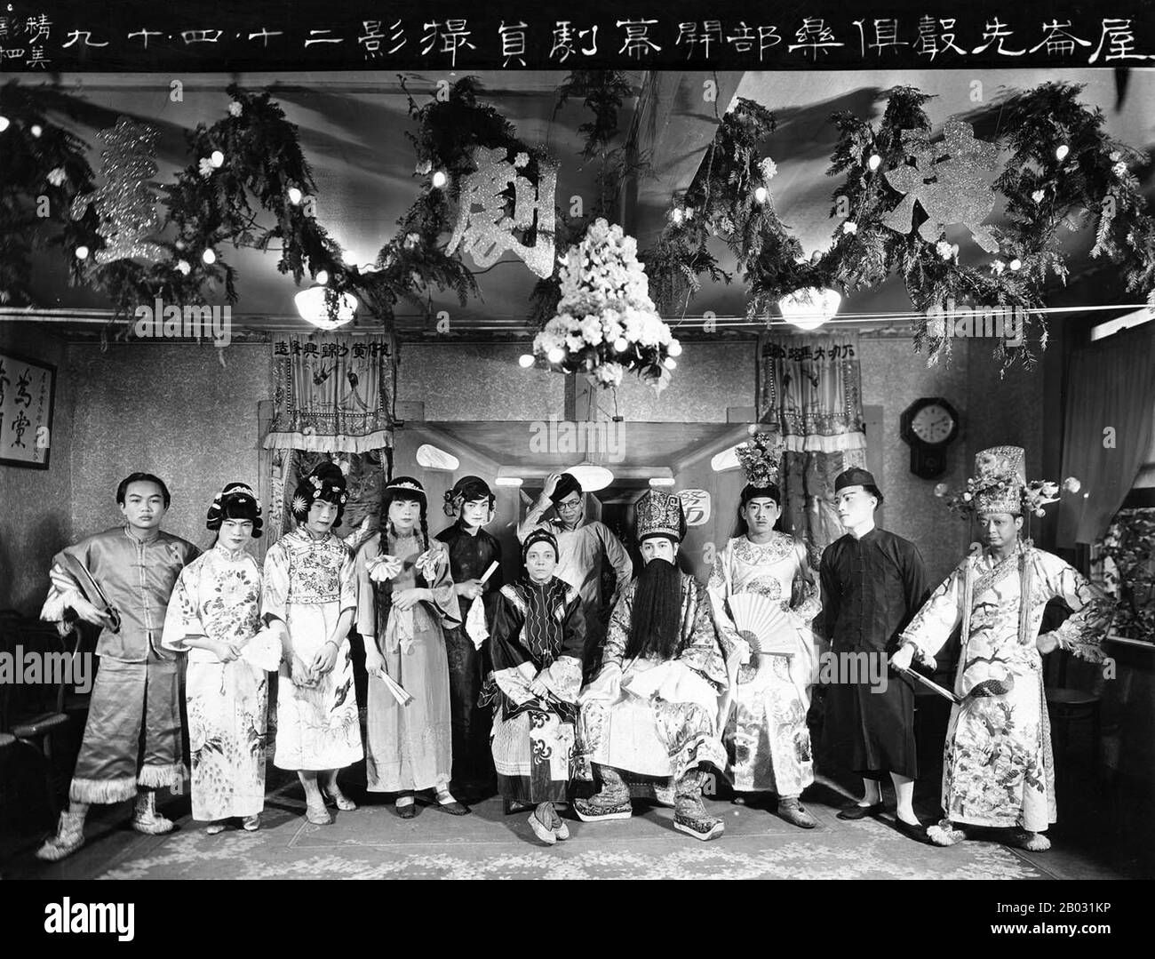 Le quartier chinois d'Oakland, en Californie, est un quartier panasiatique qui reflète la diversité de la communauté asiatique américaine d'Oakland. Il est souvent appelé 'Oakland Chinatown' afin de le distinguer du quartier chinois de San Francisco. Les Chinois étaient les premiers Asiatiques à arriver à Oakland dans les années 1850, suivis des Japonais dans les années 1890, des Coréens dans les années 1900 et des Philippins dans les années 1930 et 1940. Les Asiatiques du Sud-est ont commencé à arriver dans les années 1970 pendant la guerre du Vietnam. De nombreuses langues et dialectes asiatiques peuvent être entendus dans Chinatown en raison de sa population diversifiée. Chinatown est situé Banque D'Images