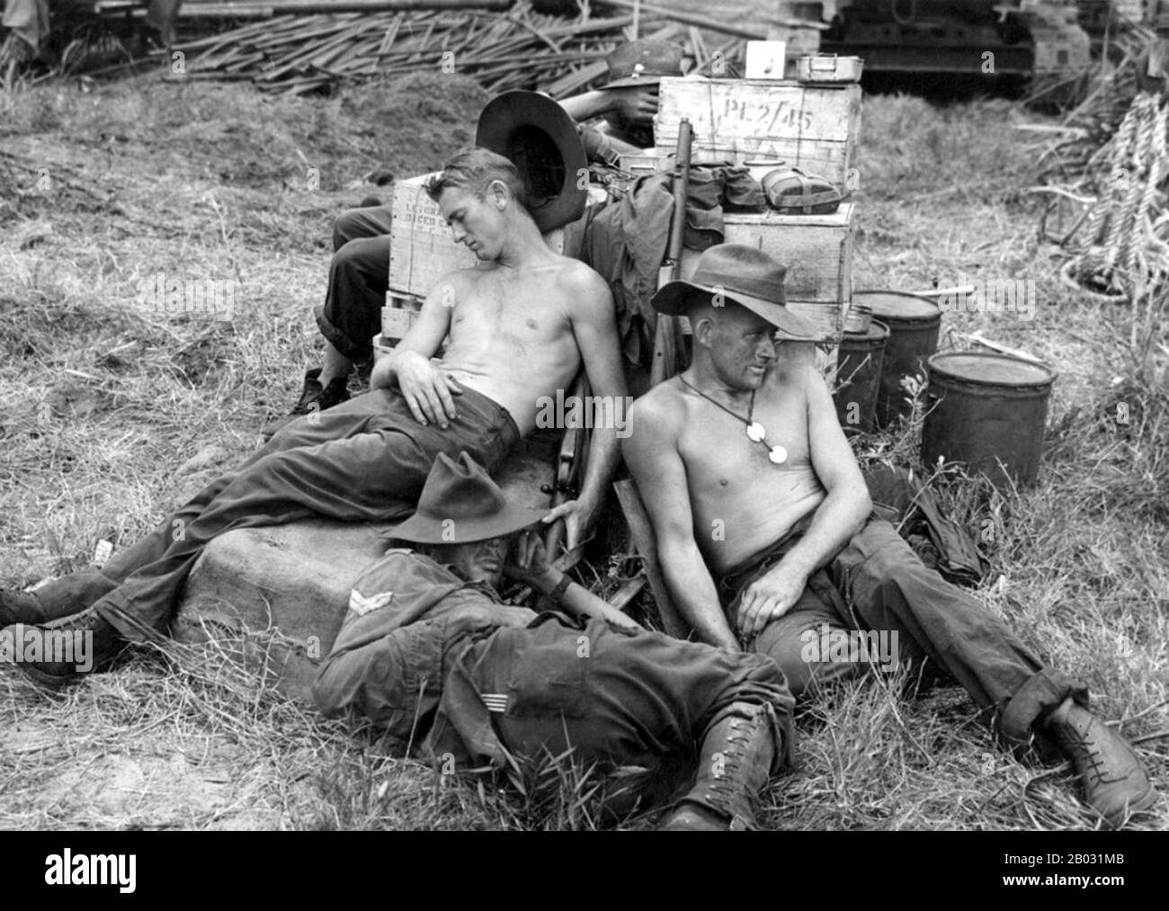 La campagne Bornéo de 1945 a été la dernière grande campagne alliée dans la région du Pacifique Sud-Ouest. Dans une série d'agressions amphibies entre le 1er mai et le 21 juillet, le corps australien I, sous la direction du lieutenant-général Leslie Morshead, a attaqué les forces japonaises qui occupent l'île. Les forces navales et aériennes alliées, centrées sur la 7ème flotte des États-Unis sous l'amiral Thomas Kinkaid, la 1TAF et la treizième Force aérienne des États-Unis, ont également joué un rôle important dans la campagne. Les objectifs de cette campagne étaient de capturer les gisements pétrolifères de Bornéo et de Brunei Bay pour soutenir l'invasion du Japon par les États-Unis et la libération de Malaya whi menée par les Britanniques Banque D'Images