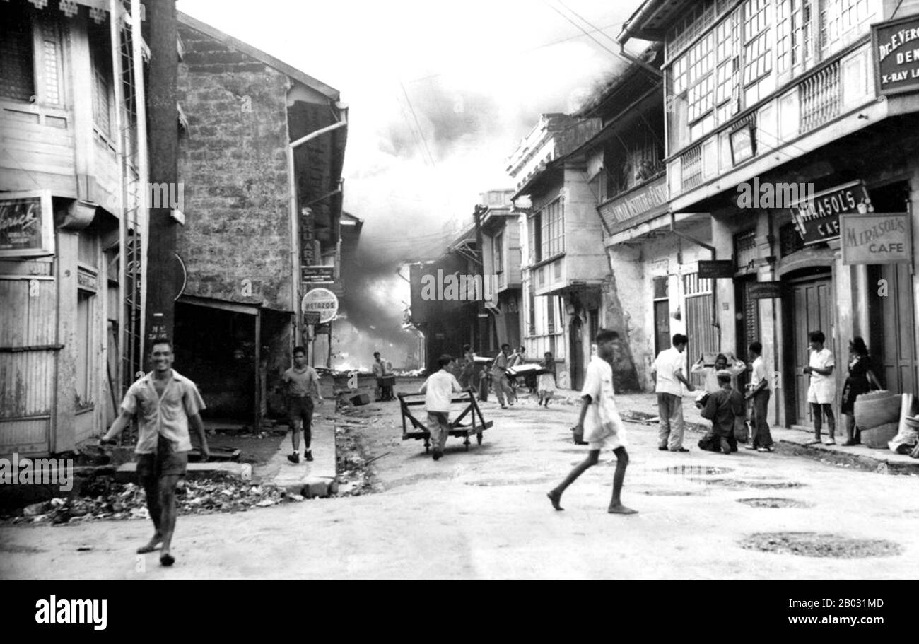 La bataille de Manille du 3 février au 3 mars 1945, menée par les forces américaines, philippines et japonaises, a fait partie de la campagne de 1945 des Philippines. La bataille d'un mois, qui a culminé avec un bain de sang terrible et la dévastation totale de la ville, a été la scène des pires combats urbains dans le théâtre du Pacifique, et a mis fin à près de trois ans d'occupation militaire japonaise aux Philippines (1942–1945). La capture de la ville a été marquée comme la clé de la victoire du général Douglas MacArthur dans la campagne de reconquête. Banque D'Images