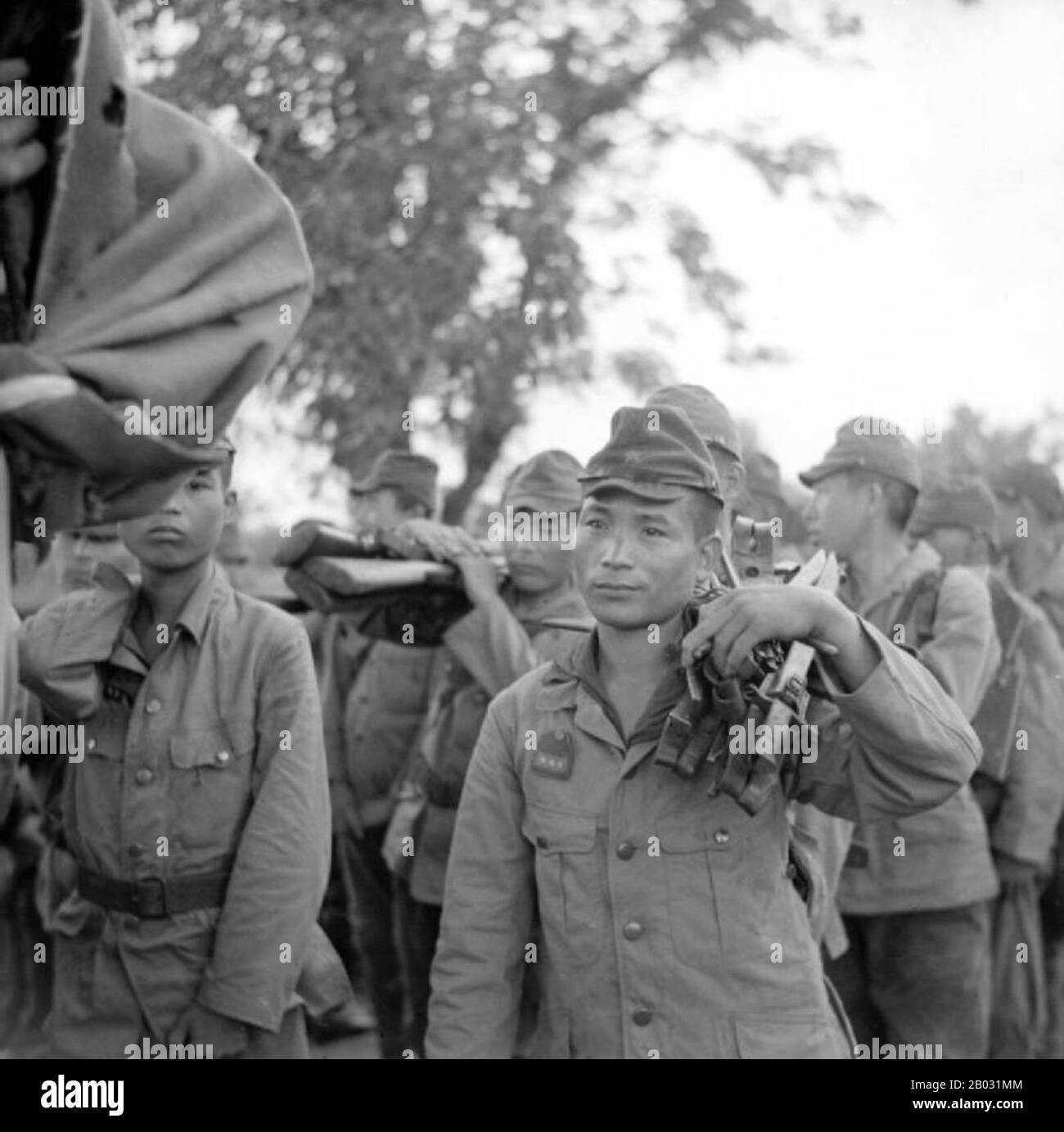 Un champ de bataille majeur, la Birmanie a été dévastée pendant la seconde Guerre mondiale En mars 1942, dans les mois qui suivent leur entrée dans la guerre, les troupes japonaises avaient avancé sur Rangoon et l'administration britannique s'était effondrée. Une administration exécutive birmane dirigée par Ba Maw a été créée par les Japonais en août 1942. Les Chindits britanniques de Wingate ont été formés en groupes de pénétration à long terme formés pour opérer profondément derrière les lignes japonaises. Une unité américaine similaire, Merrill's Marauders, suivit les Chindits dans la jungle birmane en 1943. À partir de la fin de 1944, les troupes alliées lancèrent une série d'offensives Banque D'Images
