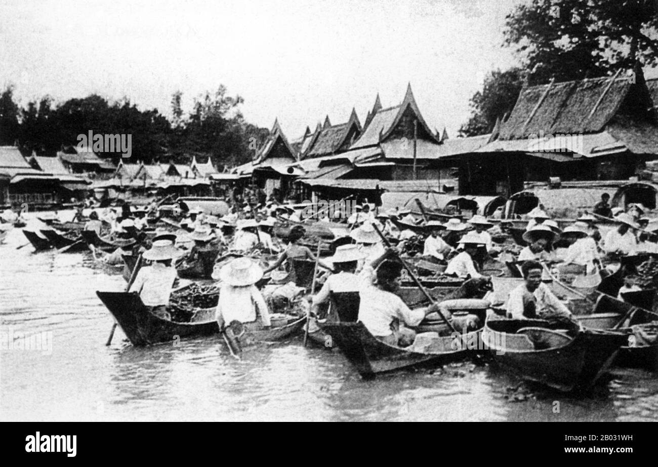 Ayutthaya (Ayudhya) était un royaume siamois qui existait de 1351 à 1767. Ayutthaya était amical envers les commerçants étrangers, y compris les Chinois, Vietnamiens (Annamoise), Indiens, Japonais et Perses, et plus tard les Portugais, Espagnol, Néerlandais et Français, leur permettant de mettre en place des villages à l'extérieur des murs de la ville. Au XVIe siècle, il a été décrit par les commerçants étrangers comme l'une des villes les plus grandes et les plus riches de l'est. La cour du roi Narai (1656–1688) avait de forts liens avec celle du roi Louis XIV de France, dont les ambassadeurs ont comparé la ville en taille et en richesse à Paris. Banque D'Images