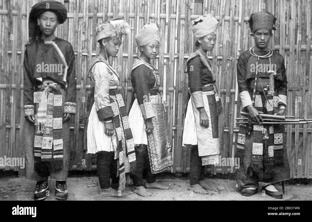 Le Hmong est un groupe ethnique asiatique des régions montagneuses de Chine, du Vietnam, du Laos et de Thaïlande. Hmong est également l'un des sous-groupes de l'ethnicité de Miao dans le sud de la Chine. Les groupes de Hmong ont commencé une migration progressive vers le sud au XVIIIe siècle en raison de troubles politiques et pour trouver plus de terres arables. Banque D'Images