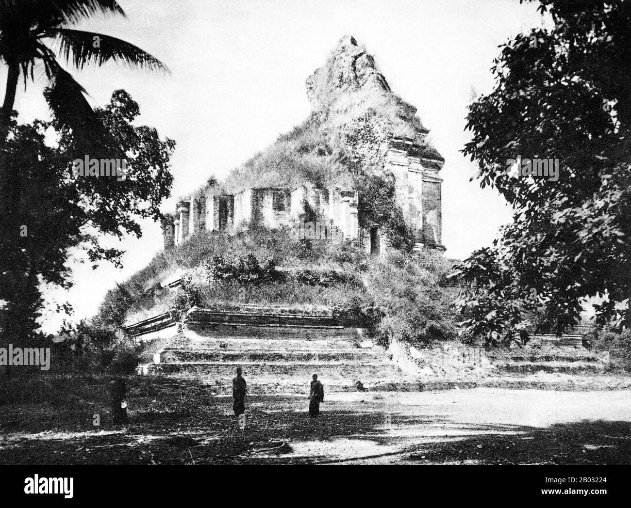 Wat Chedi Luang se traduit littéralement du thaï comme «maîtrise du Grand Stupa». La construction du temple a commencé à la fin du XIVe siècle lorsque le Royaume Lan Na était dans son premier. Le roi Saen Muang Ma (1385-1401) l'avait voulu comme site d'un grand reliquaire pour enchâsser les cendres de son père, le roi Ku Na (1355-85). Aujourd'hui, c'est le site du Lak Muang ou du pilier de la ville. La cérémonie annuelle d'Inthakin se déroule dans les limites du temple. Chiang Mai (signifiant « nouvelle ville »), parfois écrit comme « Chiengmai » ou « Chiangmai », est la ville la plus importante et la plus culturellement significative de northe Banque D'Images