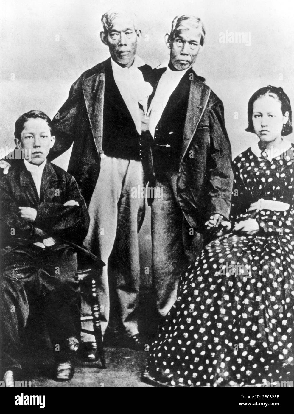 Chang et Eng Bunker (11 mai 1811 – 17 janvier 1874) étaient des frères jumeaux thaïlandais-américains dont la condition et le lieu de naissance sont devenus la base du terme 'jumeaux siamois'. Les frères Bunker sont nés le 11 mai 1811 dans la province de Samutsongkram, près de Bangkok, dans le Royaume de Siam (Thaïlande d'aujourd'hui). Leur père pêcheur était un Chinois thaïlandais, alors que leur mère était un Chinois malaisien. En raison de leur héritage chinois, ils étaient connus localement sous le nom de "Twins chinois". Les frères ont été joints au sternum par un petit morceau de cartilage, et bien que leurs foies aient été fusionnées, ils se serrent Banque D'Images