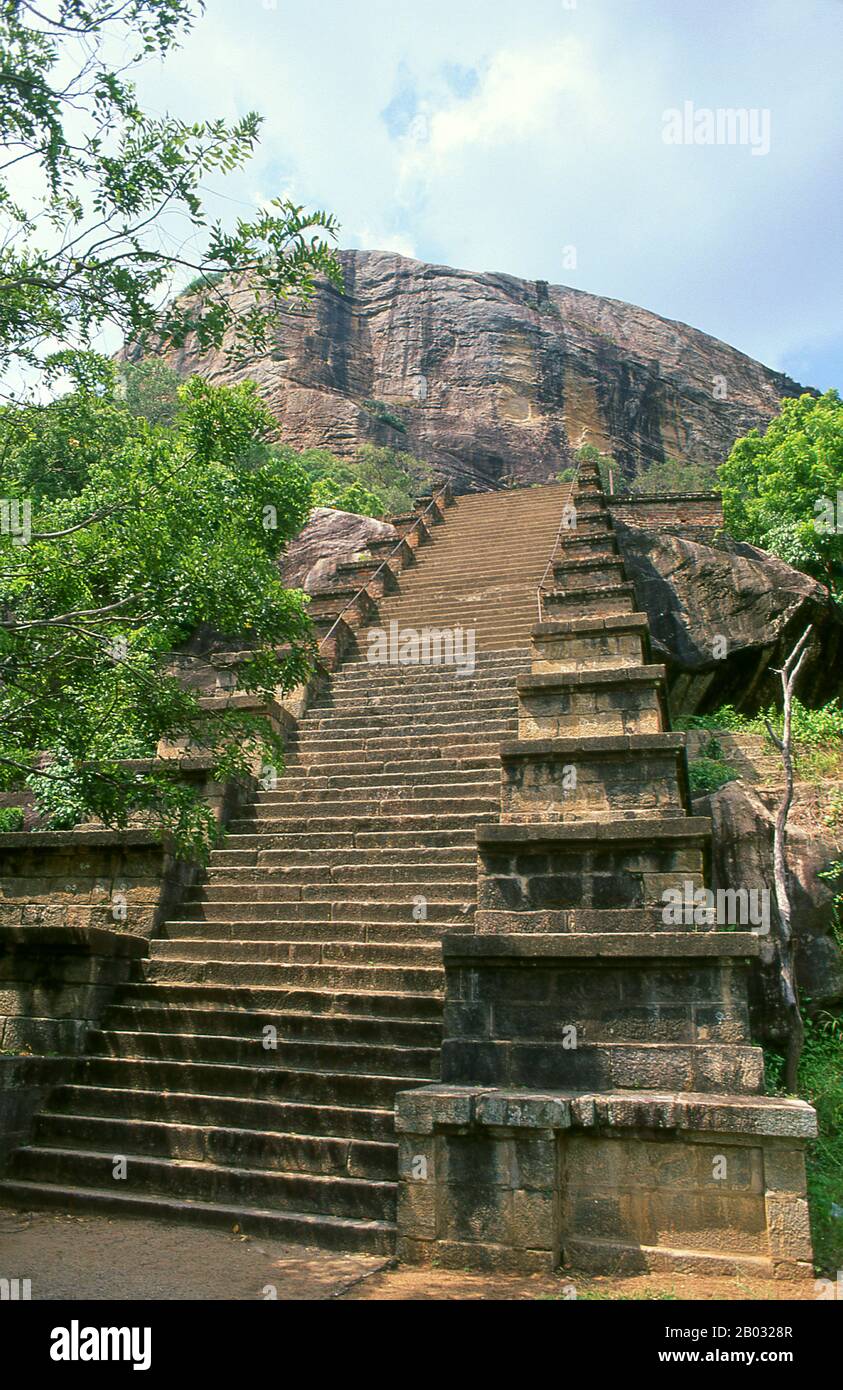 L'ancienne forteresse rocheuse de Yapahuwa est semblable à Sigiriya, mais plus petite. Datant du XIIIe siècle, c'était la capitale et le principal bastion du roi Bhuvanekabahu I (1272 - 1284), qui résistait aux invasions du sud de l'Inde. Aujourd'hui, un escalier ornemental raide mène à une plate-forme qui soutenait autrefois un temple qui aurait servi de dépôt temporaire pour la relique de la dent Sainte, maintenant au Temple de la dent à Kandy. Yapahuwa a été appelé Shubha-Giri dans les chroniques Srilankan, éclairé. «La Montagne Propice». Banque D'Images