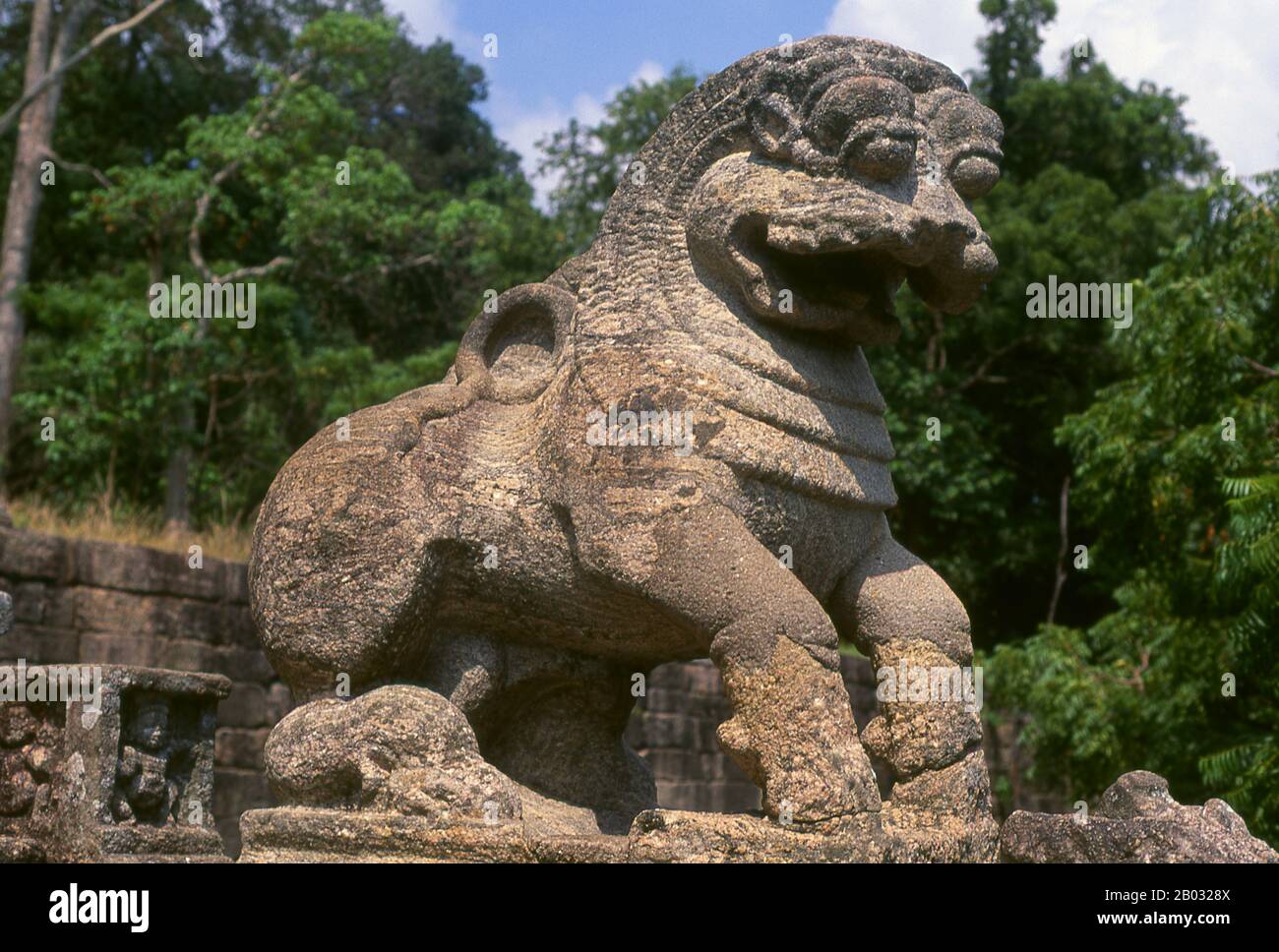 L'ancienne forteresse rocheuse de Yapahuwa est semblable à Sigiriya, mais plus petite. Datant du XIIIe siècle, c'était la capitale et le principal bastion du roi Bhuvanekabahu I (1272 - 1284), qui résistait aux invasions du sud de l'Inde. Aujourd'hui, un escalier ornemental raide mène à une plate-forme qui soutenait autrefois un temple qui aurait servi de dépôt temporaire pour la relique de la dent Sainte, maintenant au Temple de la dent à Kandy. Yapahuwa a été appelé Shubha-Giri dans les chroniques Srilankan, éclairé. «La Montagne Propice». Banque D'Images