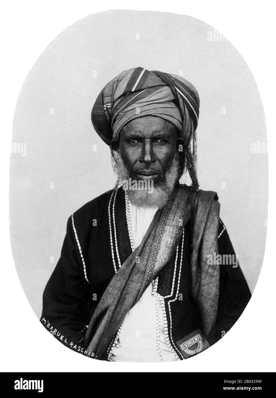 Les Mazzrui étaient un clan arabe omanais qui régnait sur certaines régions d'Afrique de l'est, en particulier au Kenya, du XVIIIe au XXe siècle. Au XVIIIe siècle, ils gouvernaient Mombasa et d'autres endroits côtiers, y compris Gazi, et étaient rivaux de la dynastie omanaise Al Bu sa'id qui régnait sur Zanzibar. Lorsque le protectorat britannique de l'Afrique de l'est a été créé à la fin du XIXe siècle, les Mazzrui étaient l'un des groupes qui ont le plus résisté à la domination britannique, avec les peuples Kikuyu et Kamba. Banque D'Images