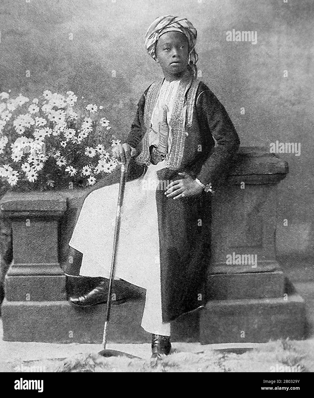 Sayyid Ali bin Hamud Al-Bussaid (7 juin 1884 – 20 décembre 1918) était le huitième sultan de Zanzibar. Ali a gouverné Zanzibar du 20 juillet 1902 au 9 décembre 1911, ayant succédé au trône à la mort de son père, le septième sultan. Il n'a servi que quelques années comme sultan à cause de la maladie. En 1911, il abdiqua en faveur de son beau-frère Sayyid Khalifa bin Harub Al-Bussaid. Banque D'Images