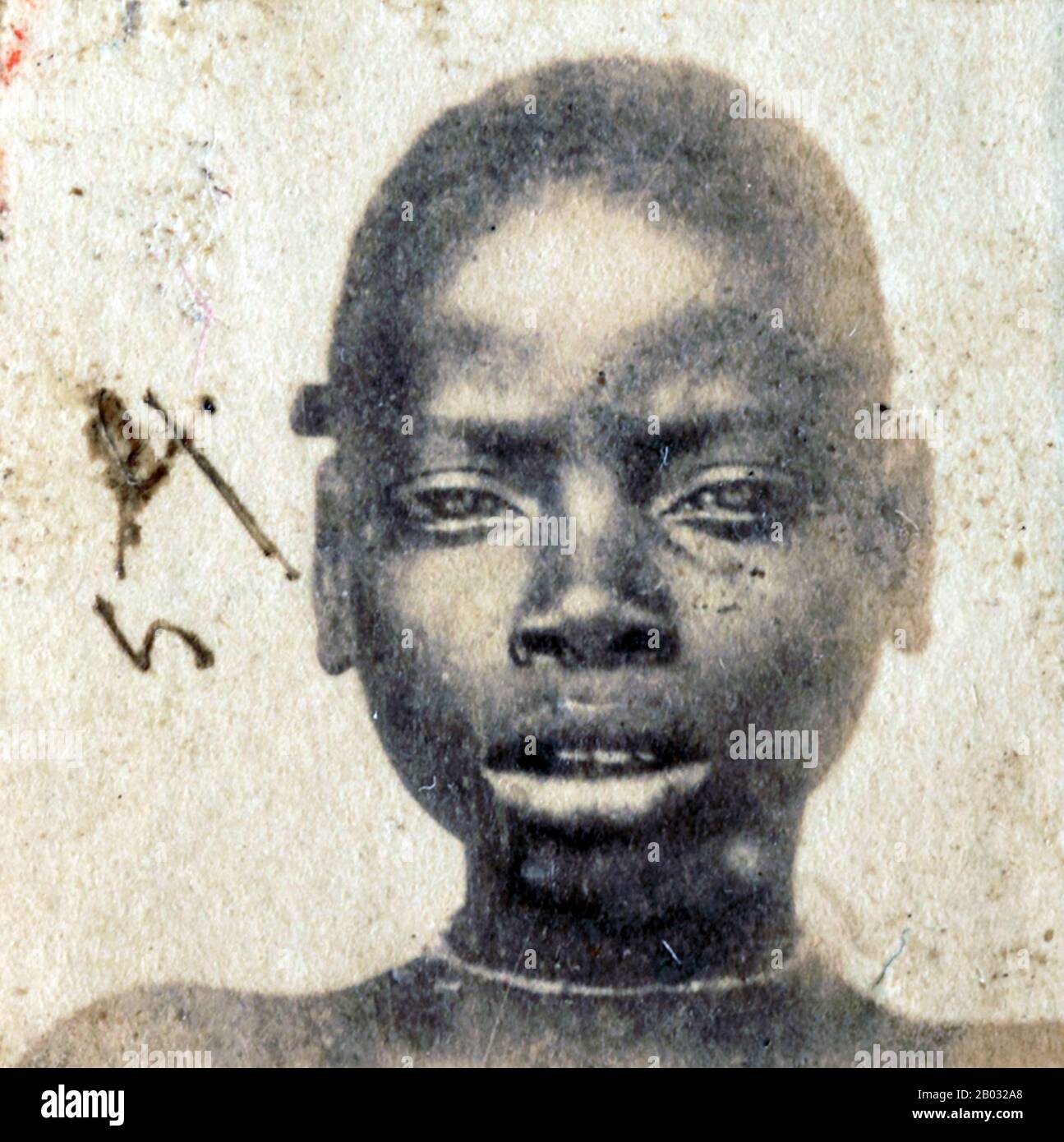 Cette photographie d'un esclave africain Libéré a été prise après qu'ils aient été libérés des navires en pente par la marine britannique. De 1861 à 1874, plus de 2500 « Africains Libérés » ont été expédiés à Port Victoria, Seychelles. Alors que le commerce des esclaves a continué à travers l'Afrique orientale et australe et l'Océan Indien, les 'libérés' ont été emmenés dans un dépôt, classé par le Magistrate de District, photographié, renommé et assigné comme 'apprentis' aux plantations d'origine française, où ils ont été indentés pendant cinq ans. Banque D'Images