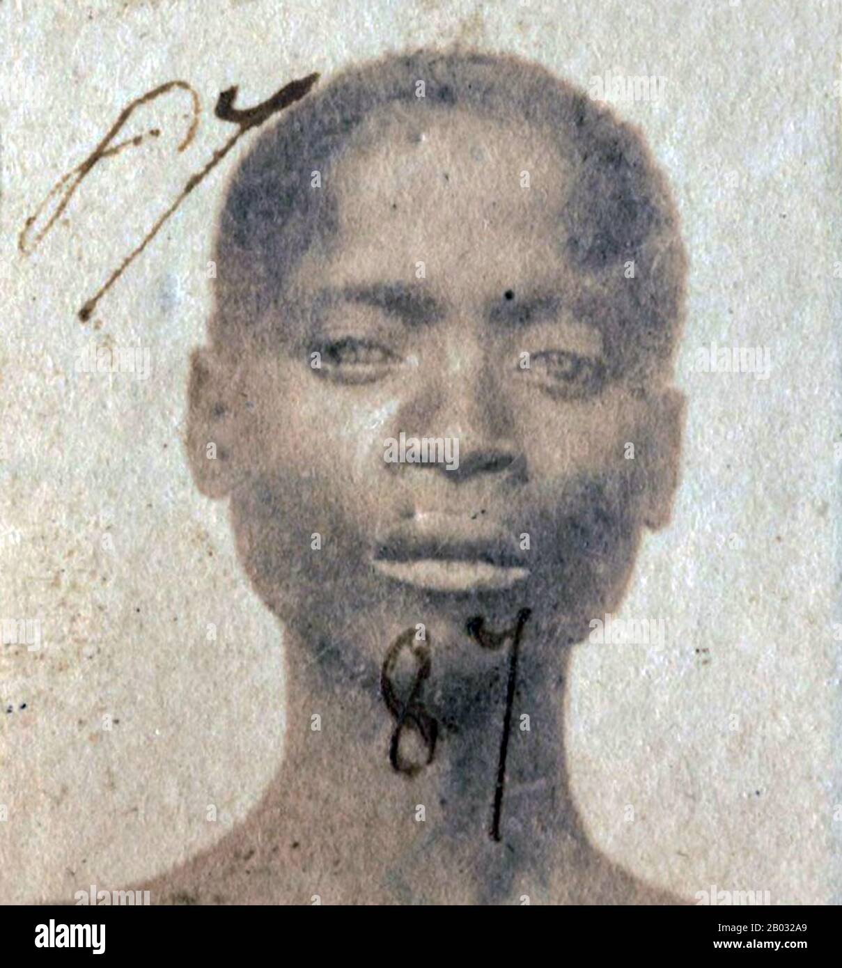 Cette photographie d'un esclave africain Libéré a été prise après qu'ils aient été libérés des navires en pente par la marine britannique. De 1861 à 1874, plus de 2500 « Africains Libérés » ont été expédiés à Port Victoria, Seychelles. Alors que le commerce des esclaves a continué à travers l'Afrique orientale et australe et l'Océan Indien, les 'libérés' ont été emmenés dans un dépôt, classé par le Magistrate de District, photographié, renommé et assigné comme 'apprentis' aux plantations d'origine française, où ils ont été indentés pendant cinq ans. Banque D'Images