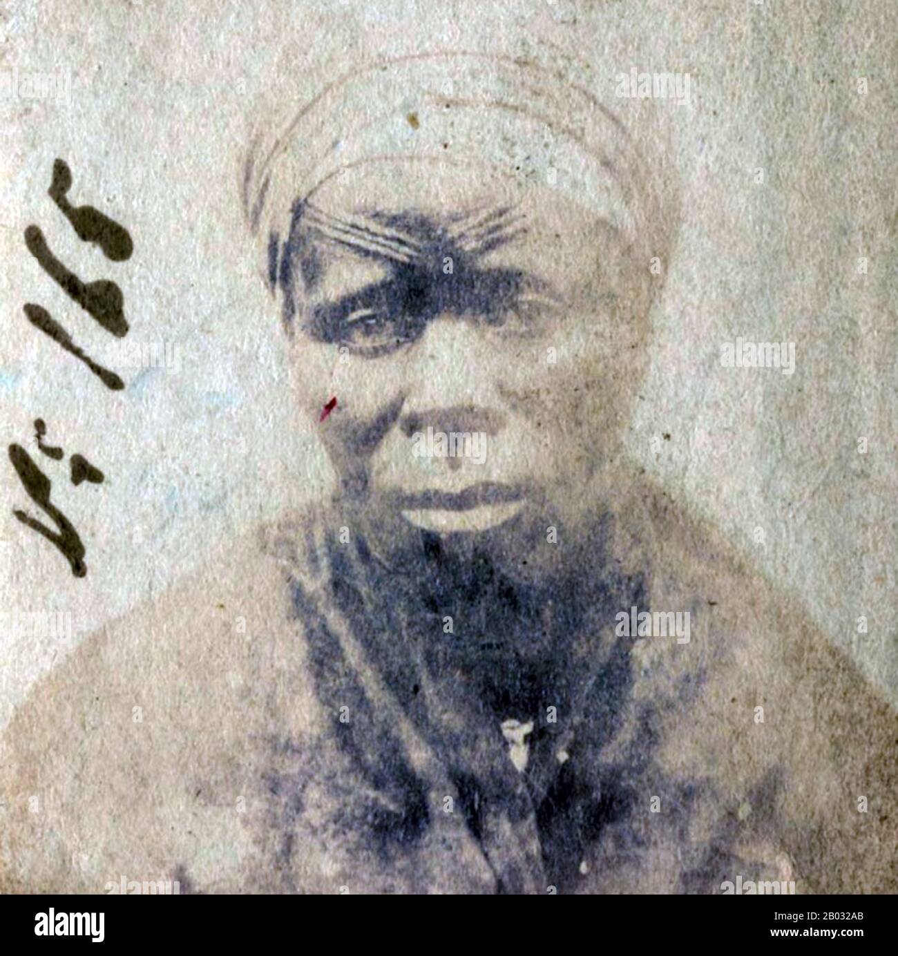 Cette photographie d'un esclave africain Libéré a été prise après qu'ils aient été libérés des navires en pente par la marine britannique. De 1861 à 1874, plus de 2500 « Africains Libérés » ont été expédiés à Port Victoria, Seychelles. Alors que le commerce des esclaves a continué à travers l'Afrique orientale et australe et l'Océan Indien, les 'libérés' ont été emmenés dans un dépôt, classé par le Magistrate de District, photographié, renommé et assigné comme 'apprentis' aux plantations d'origine française, où ils ont été indentés pendant cinq ans. Banque D'Images