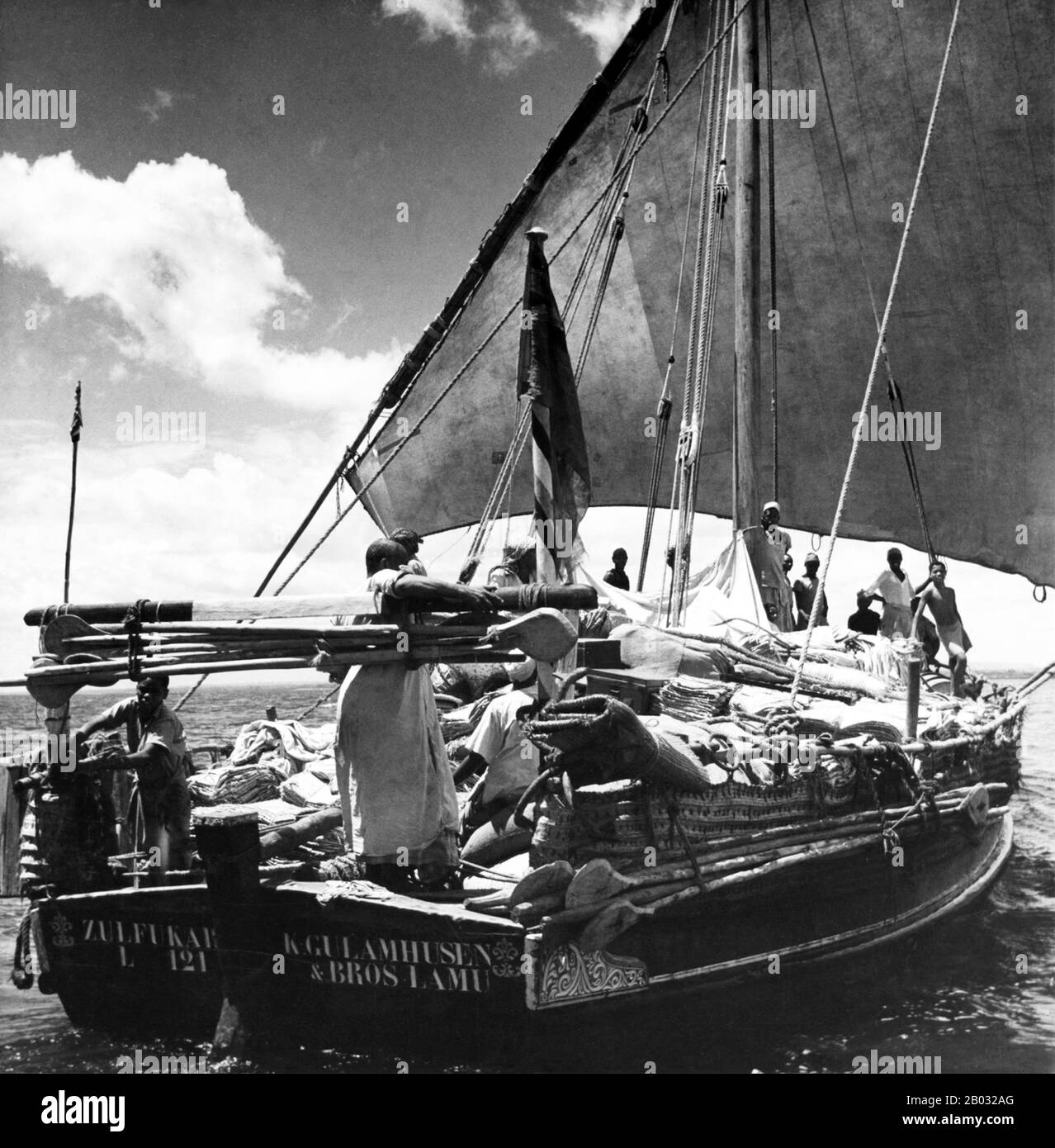 Un dhow est un bateau de voile arabe traditionnel avec une ou plusieurs voiles latines. Il est principalement utilisé pour transporter des objets lourds, comme des fruits, le long des côtes de la péninsule arabique, du Pakistan, de l'Inde et de l'Afrique de l'est. Les plus grands dérues ont des équipages d'environ trente personnes, tandis que les plus petits dérues ont généralement des équipages d'environ douze personnes. Même jusqu'à présent, les truies font des voyages commerciaux entre le golfe arabe ou persan et l'Afrique de l'est en utilisant les voiles comme leur seul moyen de propulsion. Leur cargaison est principalement de dates et de poissons à l'Afrique de l'est et de bois de mangrove aux terres du golfe Persique. Ils naviguent souvent Banque D'Images