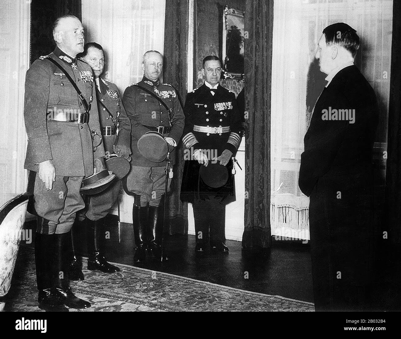 Adolf Hitler (Führer und Reichskanzler) a officiellement reçu les félicitations des responsables de l'armée lors de la célébration de la nouvelle année qui s'est tenue à Berlin, la nuit du 31 décembre 1935-1 janvier 1936. De gauche à droite : le Generaloberst Werner von Blomberg (Reichskriegsministre und Oberbefehlshaber der Wehrmacht), le général der Flieger Hermann Göring (Oberbehlshaber der Luftwaffe), le général der Artillerie Werner Freiherr von Fritsch (Oberbefehlshaber des Heberes), l'amiral Rahleger et l'amiral Rahleger (Oberbeegerer. Banque D'Images